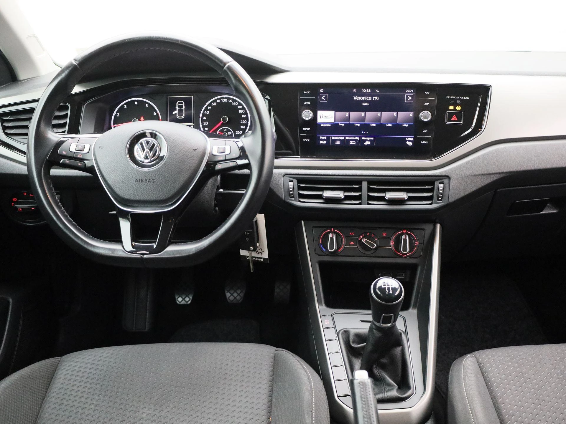 Volkswagen-Polo-image-7