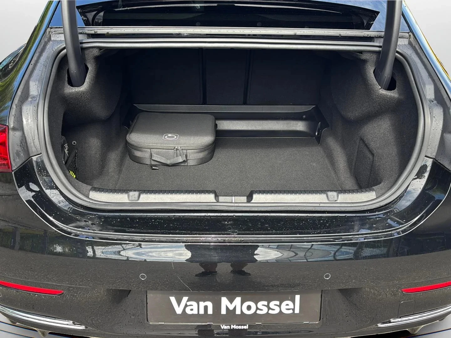 Mercedes-Benz-EQE-image-13