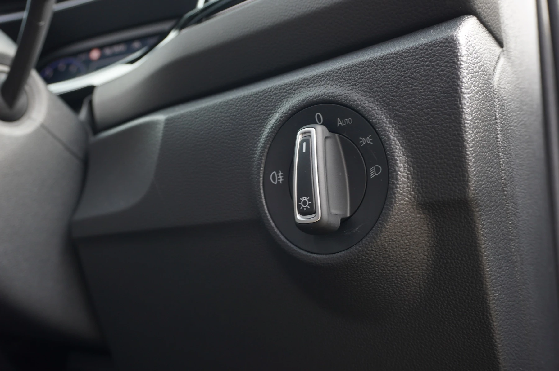 Volkswagen-T-Roc-image-22