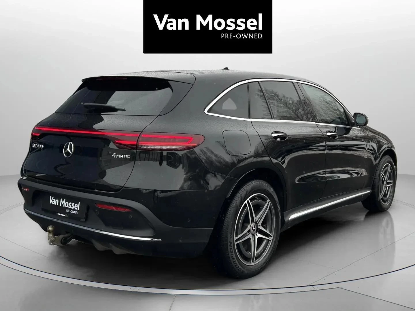 Mercedes-Benz-EQC-image-4