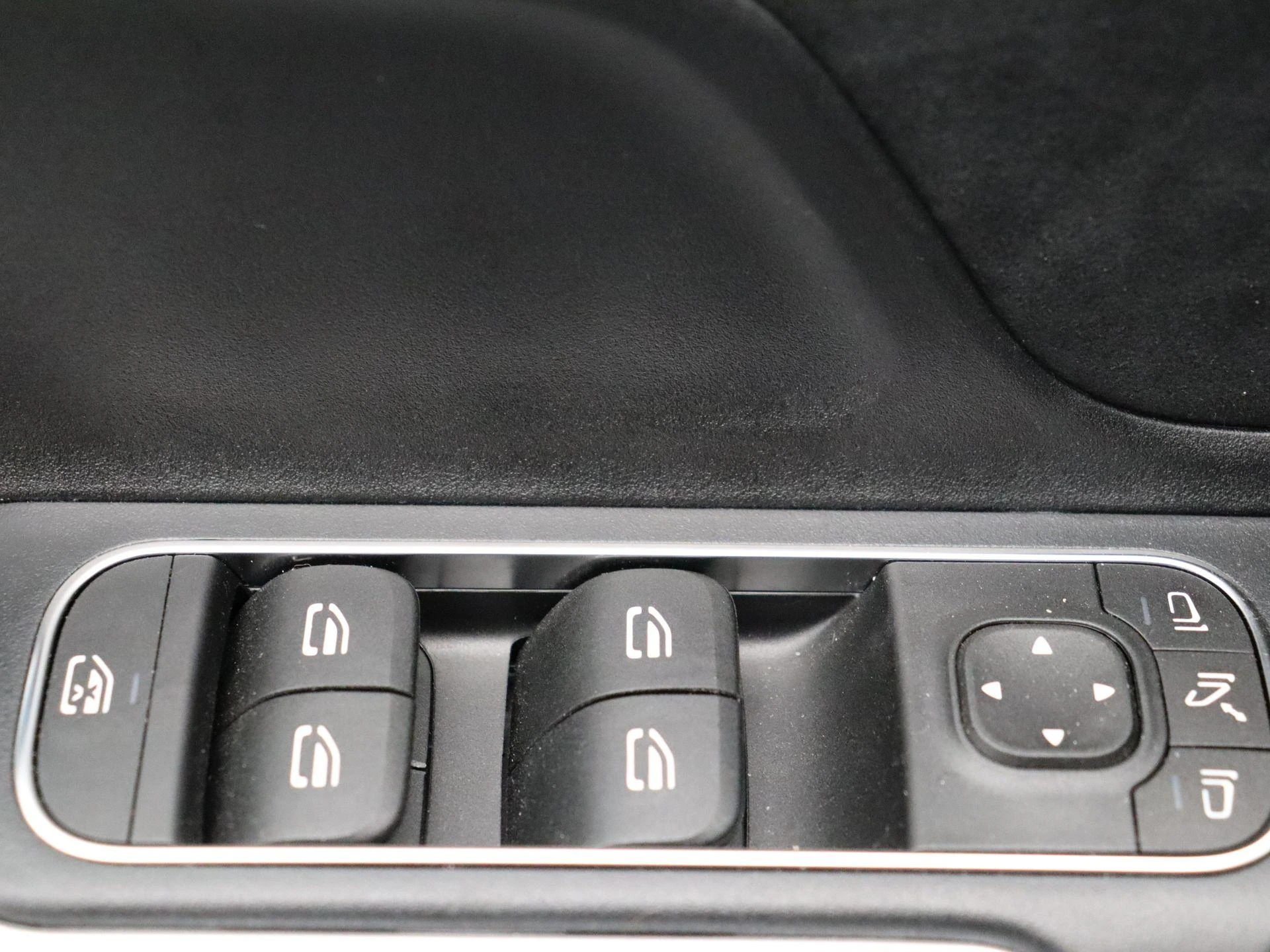 Mercedes-Benz-GLB-image-9