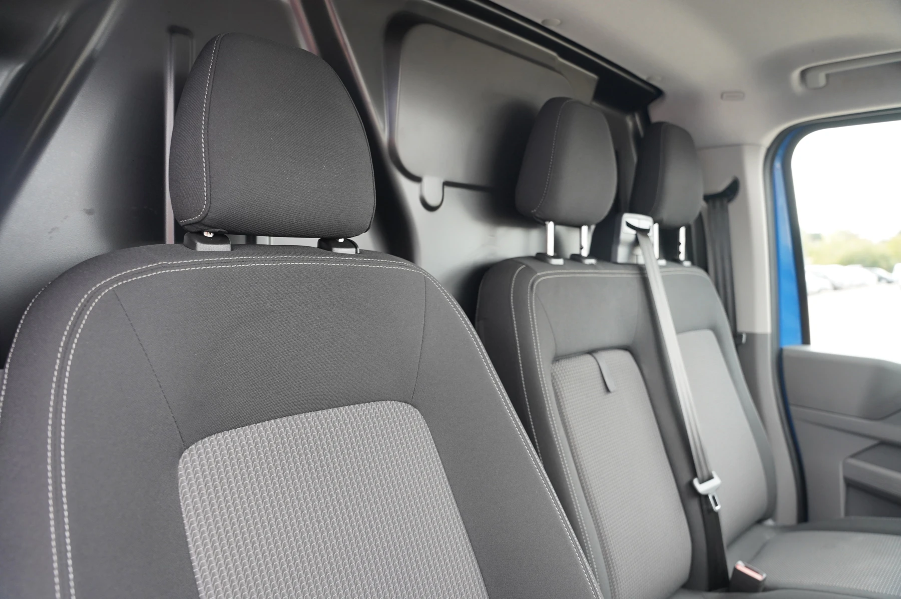 Volkswagen-Transporter-image-24