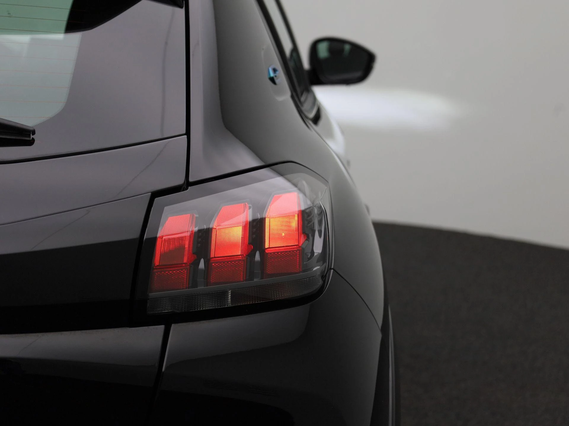 Peugeot-e-208-image-37