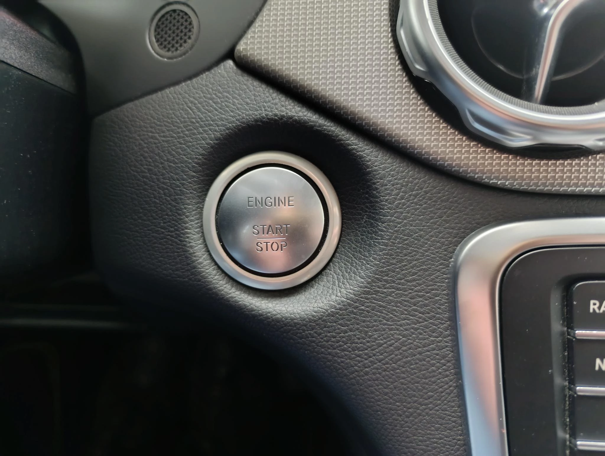 Mercedes-Benz-GLA-image-21