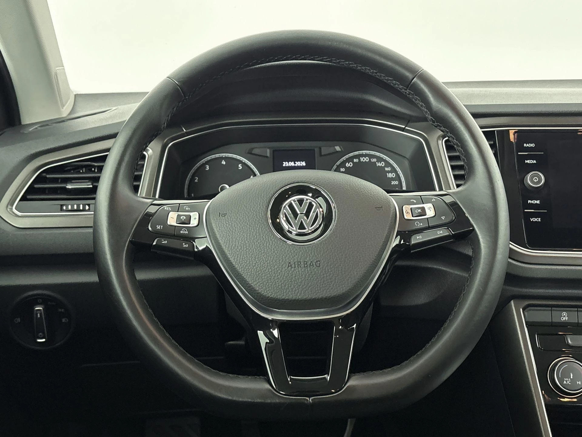 Volkswagen-T-Roc-image-11