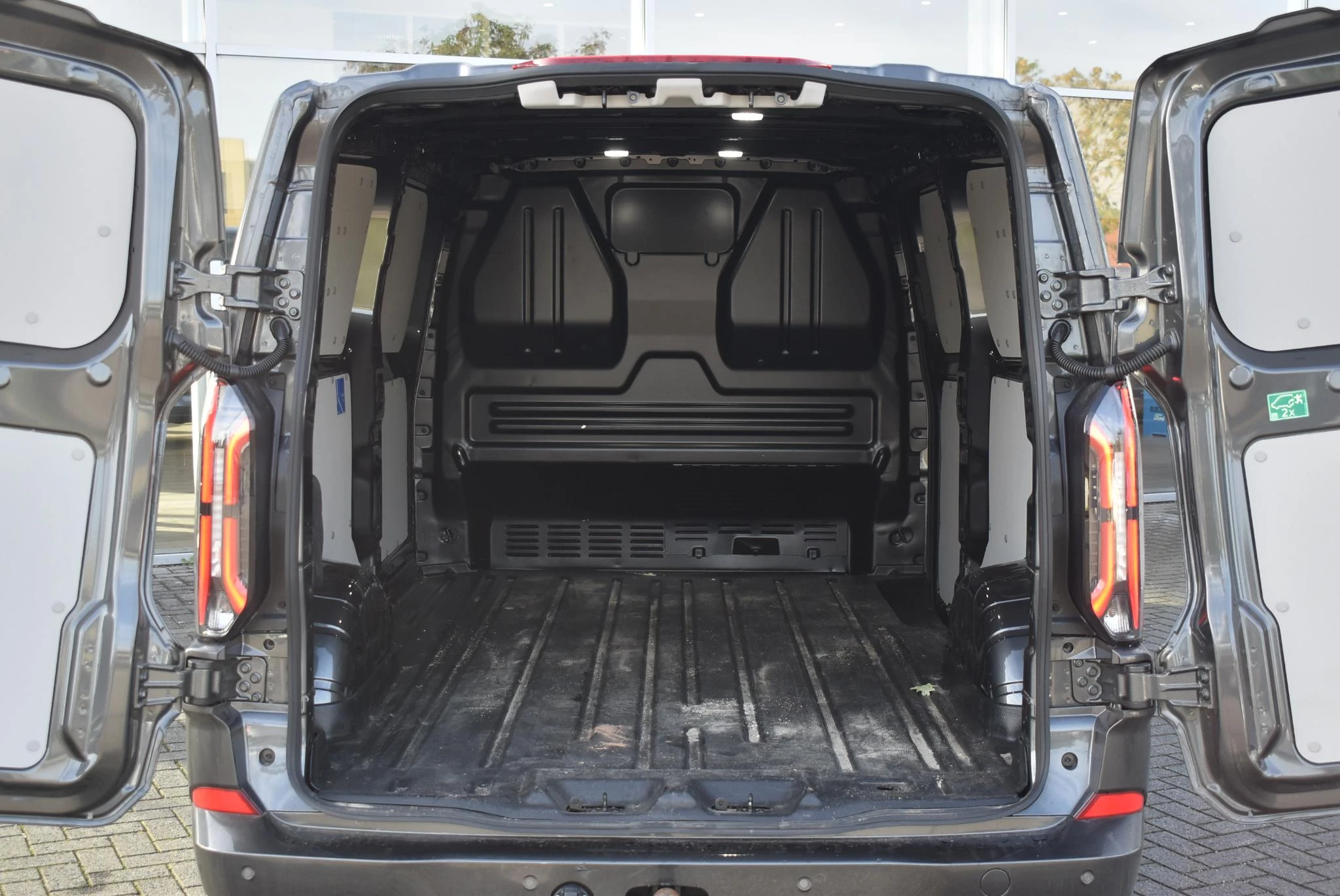 Ford-E-Transit Custom-image-8
