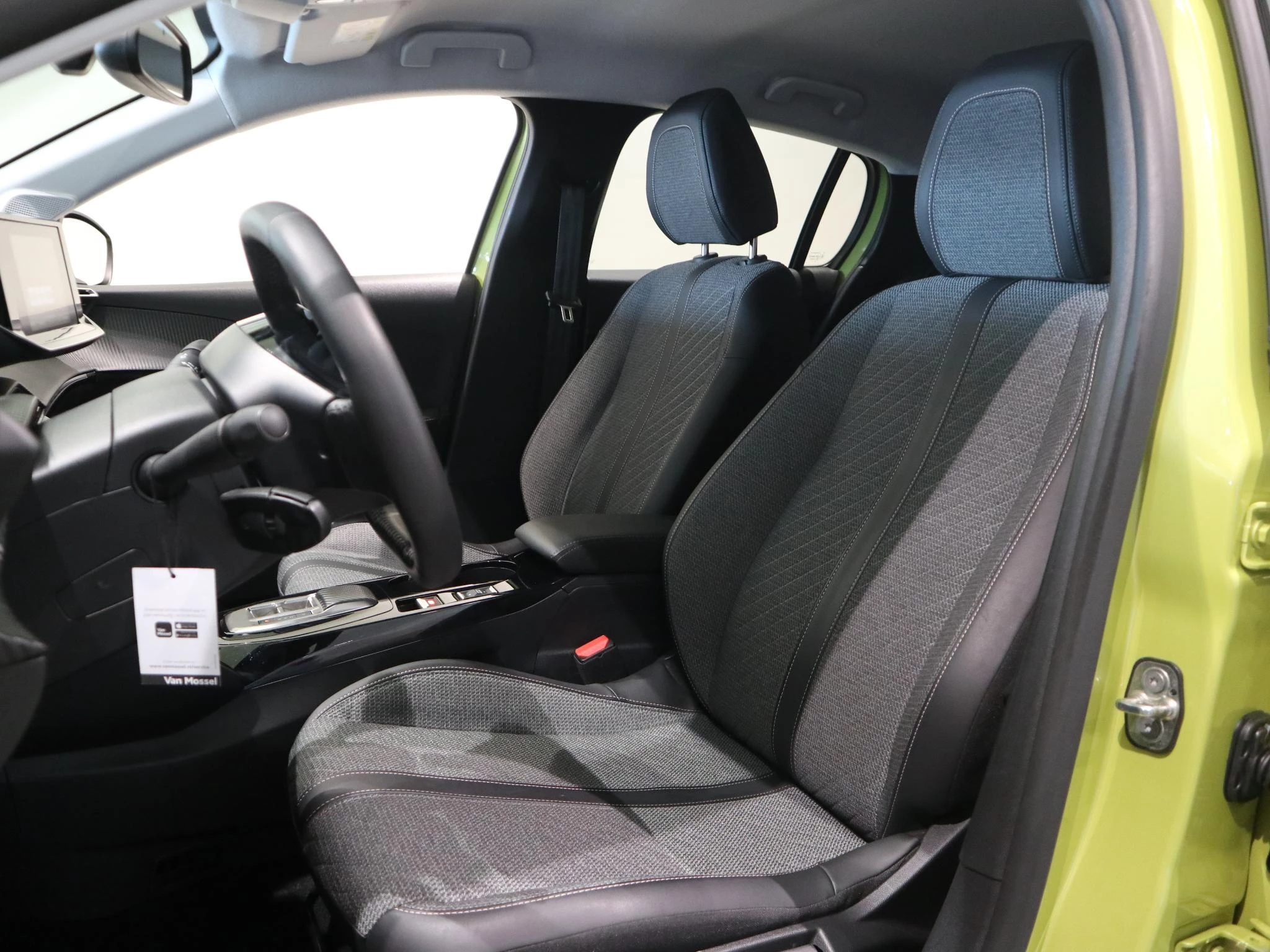 Peugeot-e-208-image-7