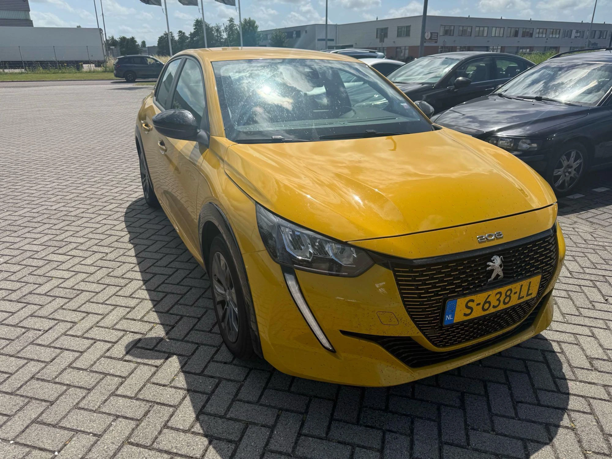 Peugeot-e-208-image-9