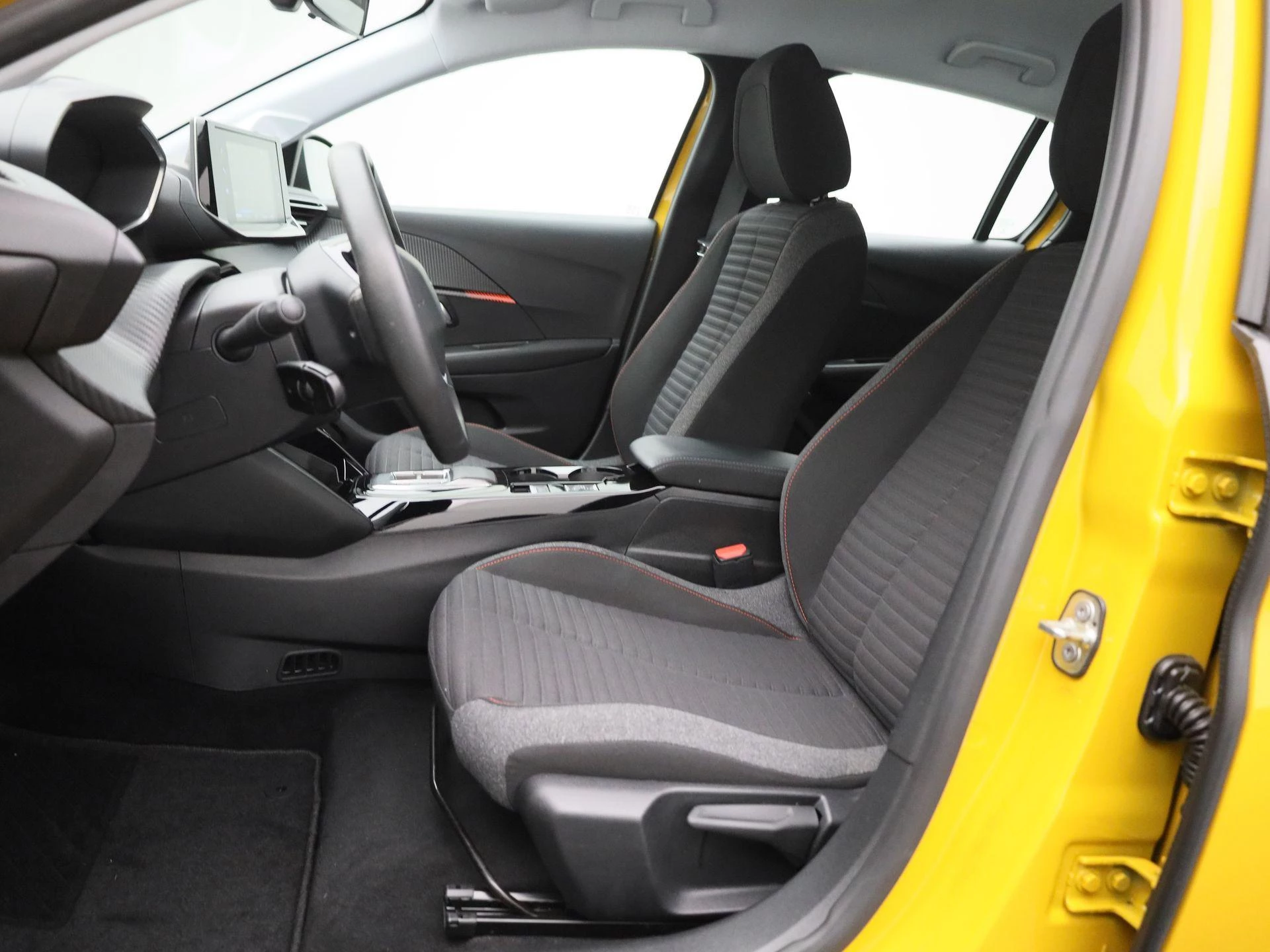 Peugeot-e-208-image-7