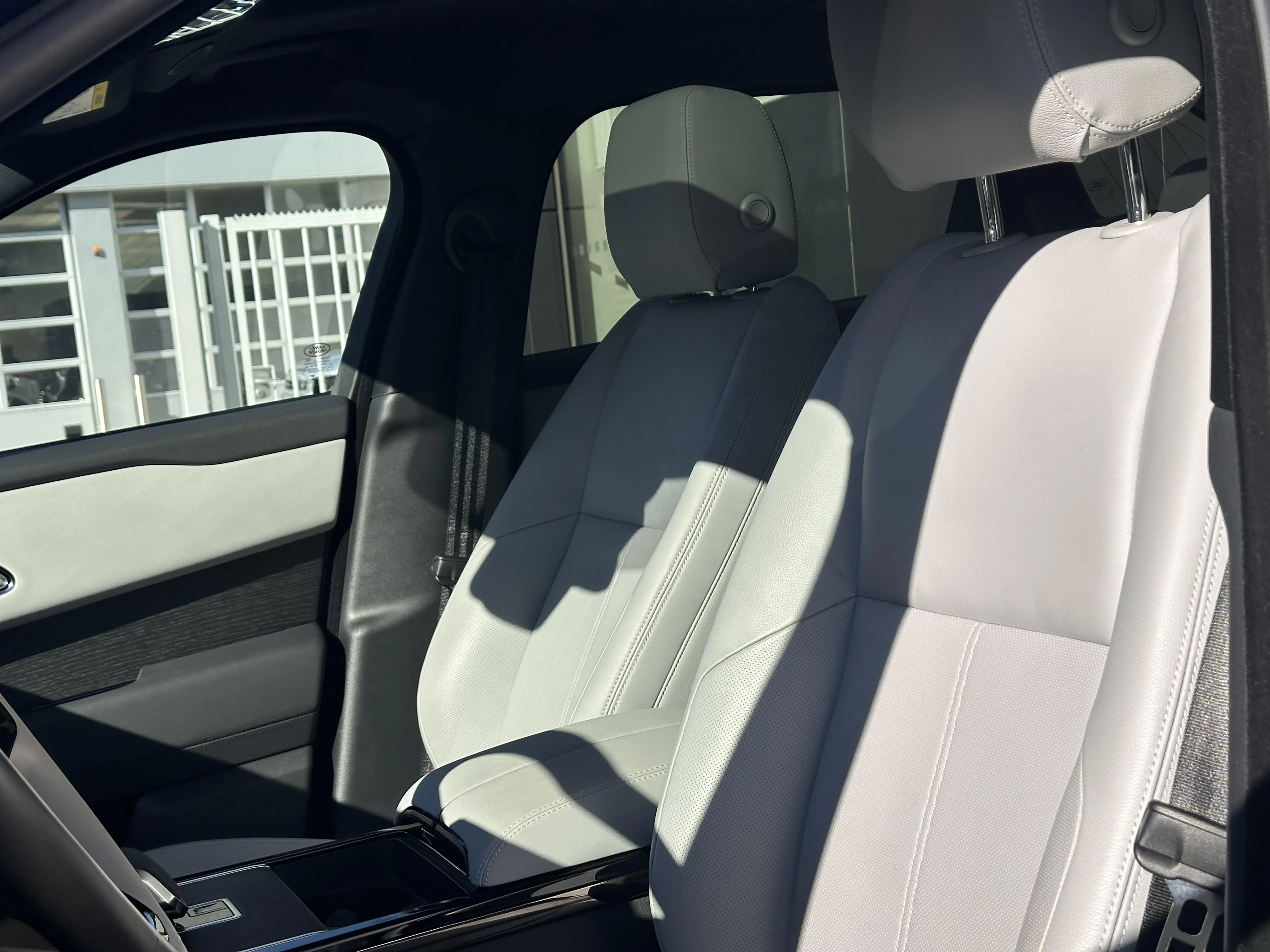 Land Rover-Range Rover Velar-image-3