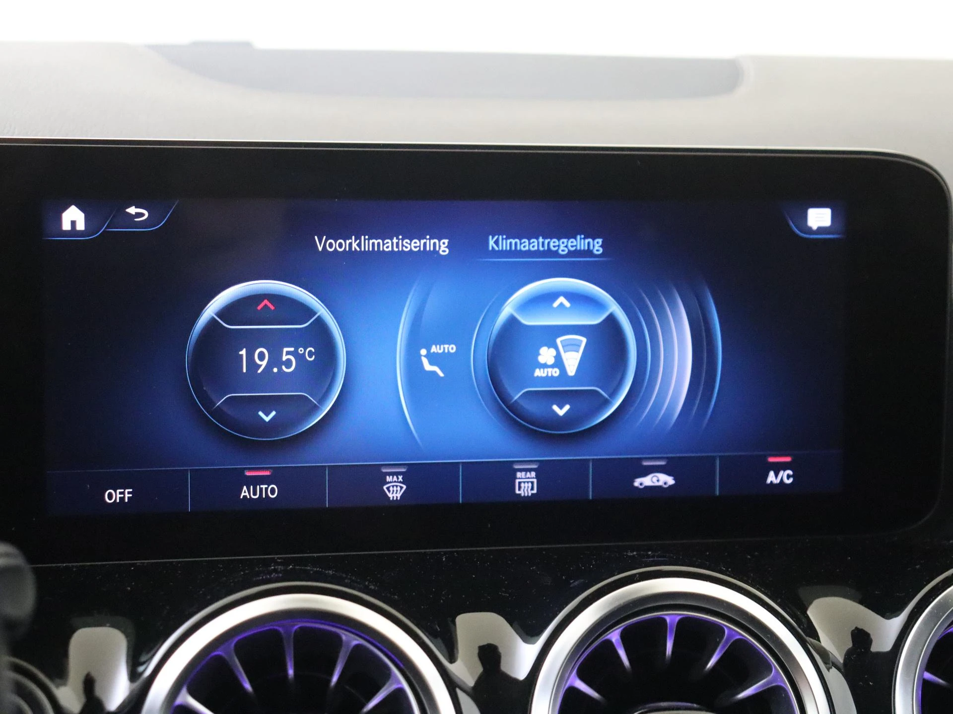 Mercedes-Benz-GLA-image-18