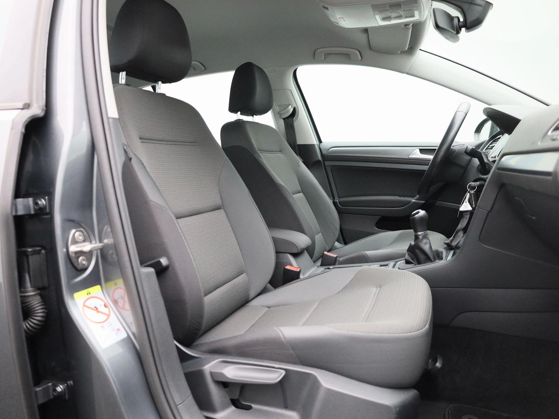 Volkswagen-Golf-image-31