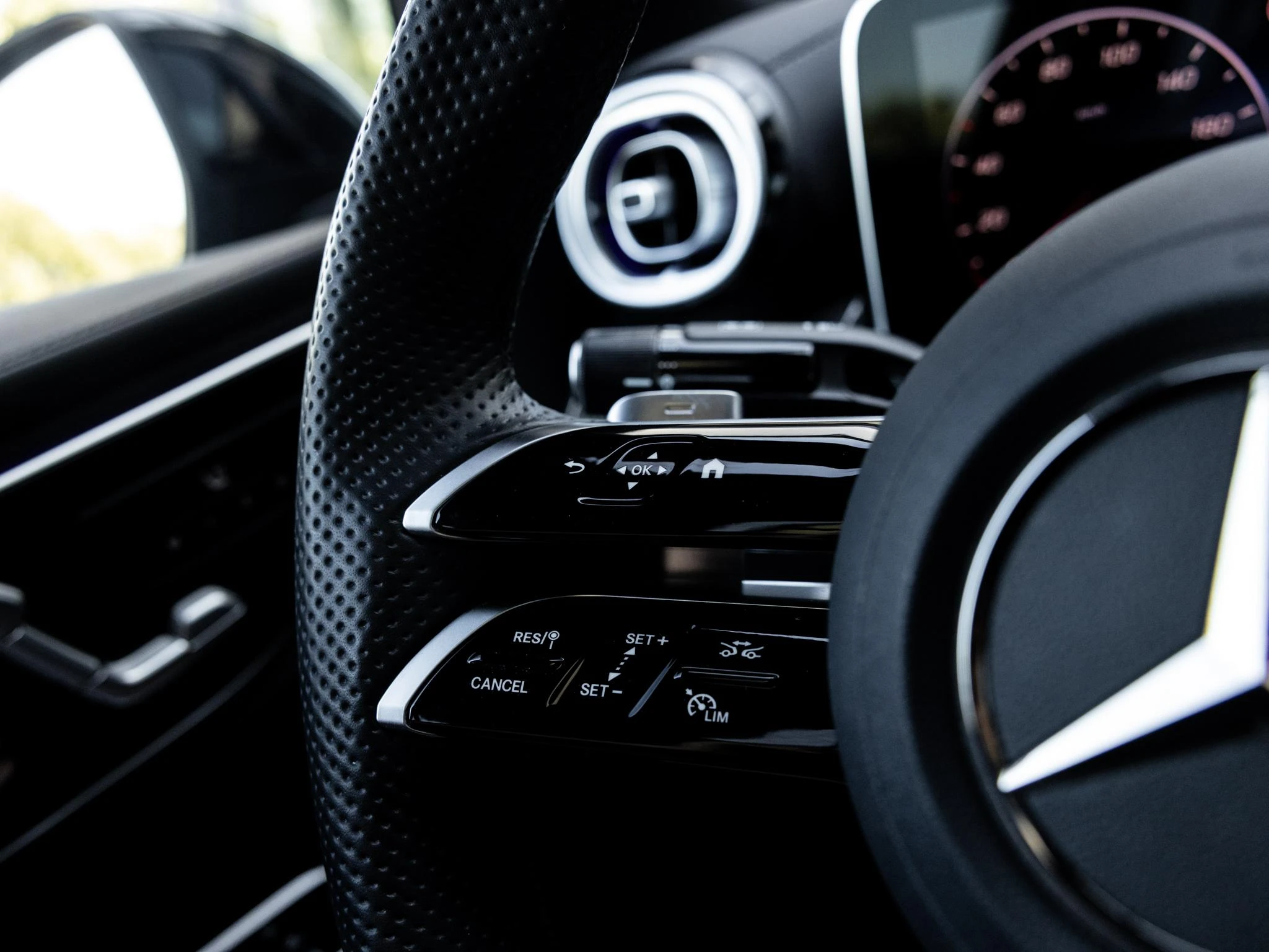 Mercedes-Benz-GLC-image-29
