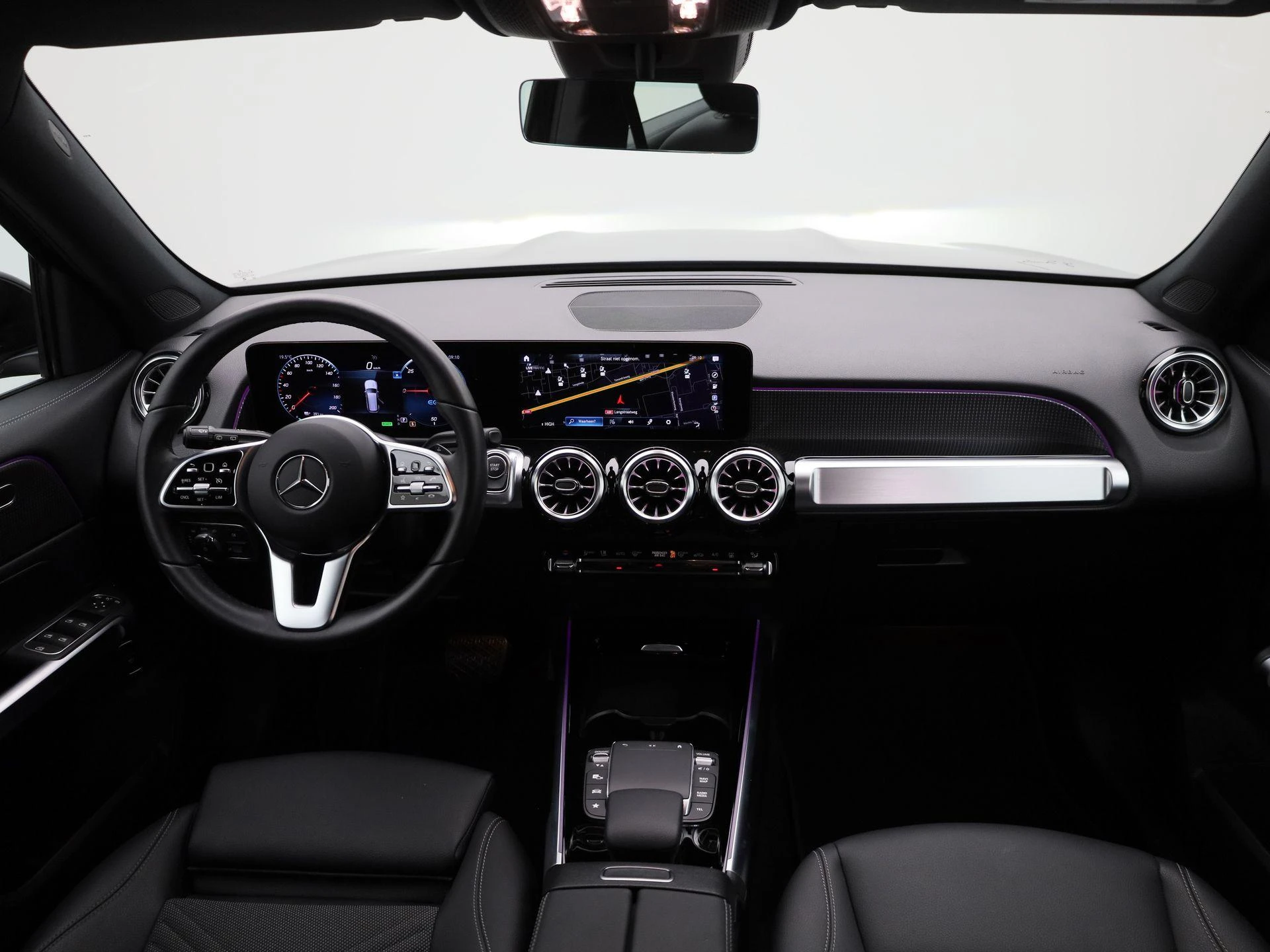 Mercedes-Benz-EQB-image-38