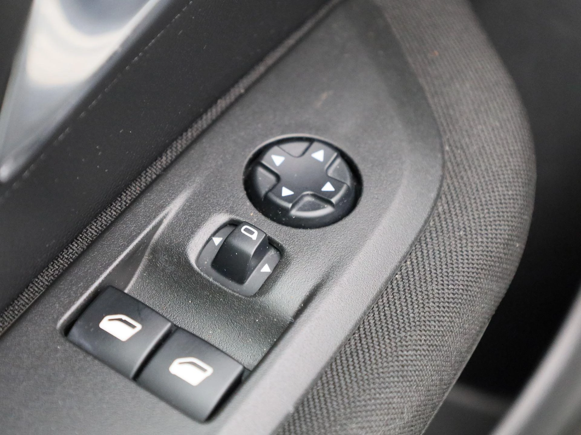 Peugeot-e-208-image-31
