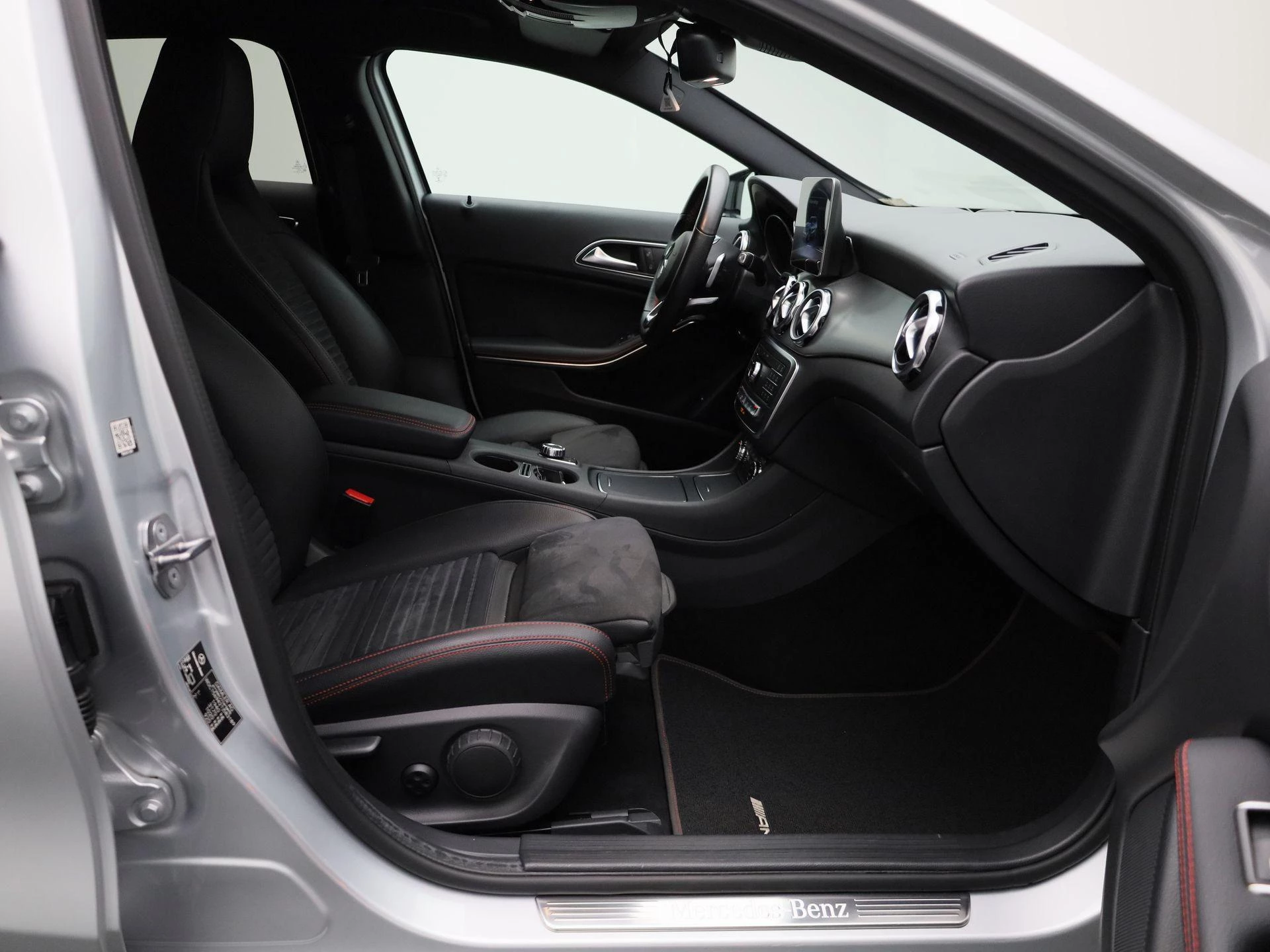 Mercedes-Benz-GLA-image-39