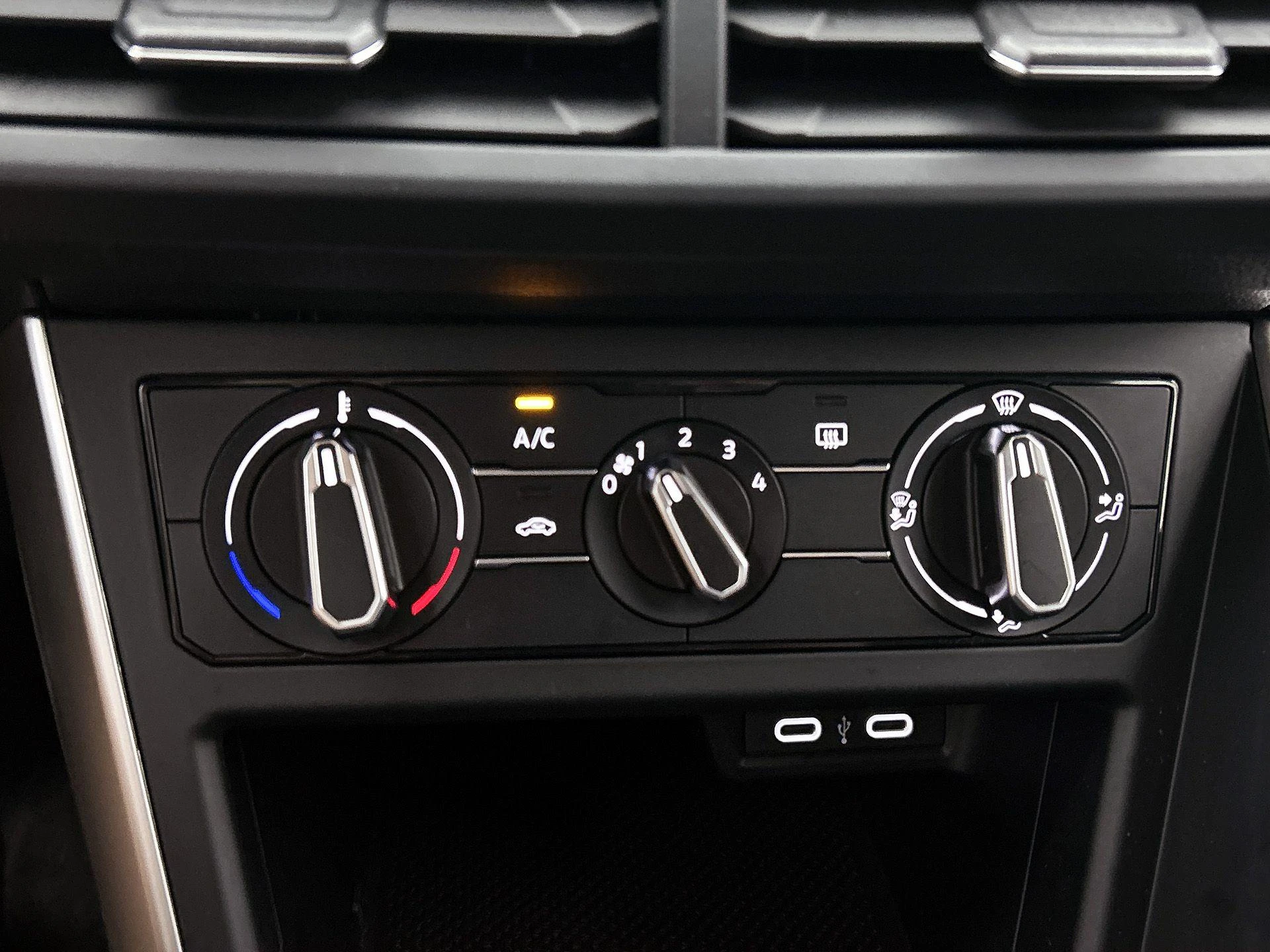 Volkswagen-Polo-image-17