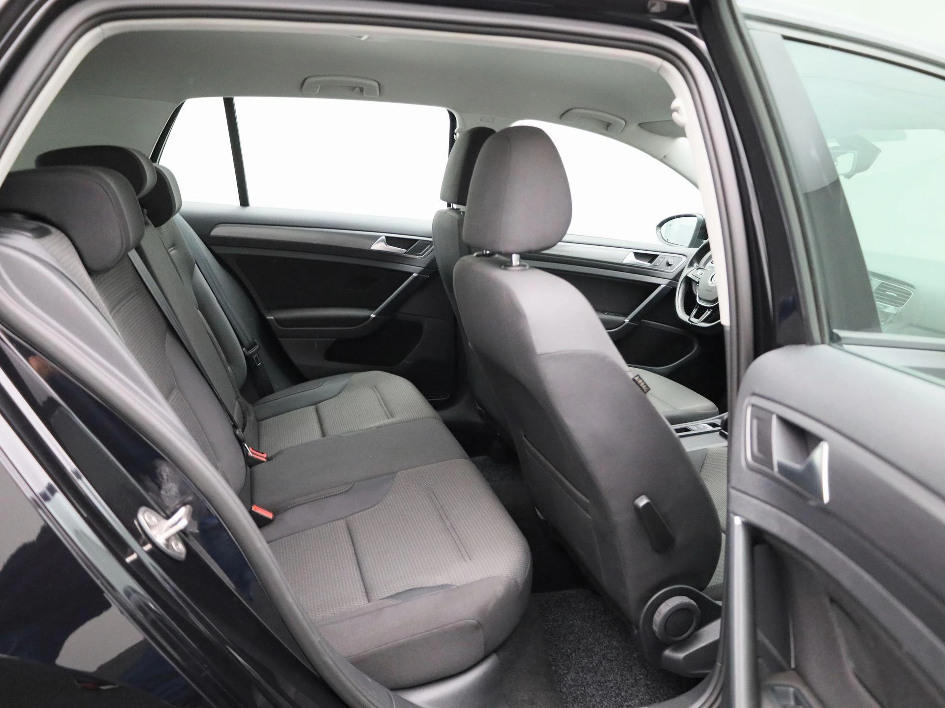 Volkswagen-Golf-image-32