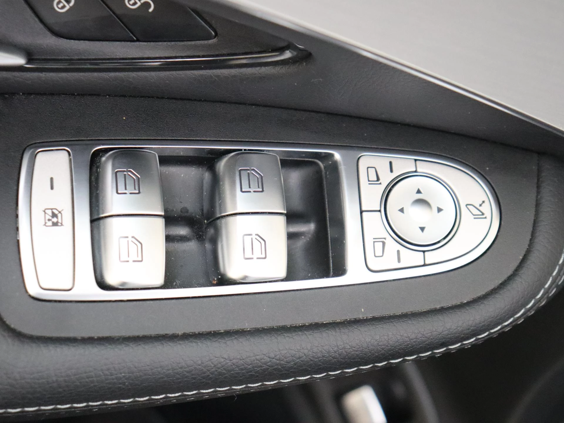 Mercedes-Benz-GLC-image-25
