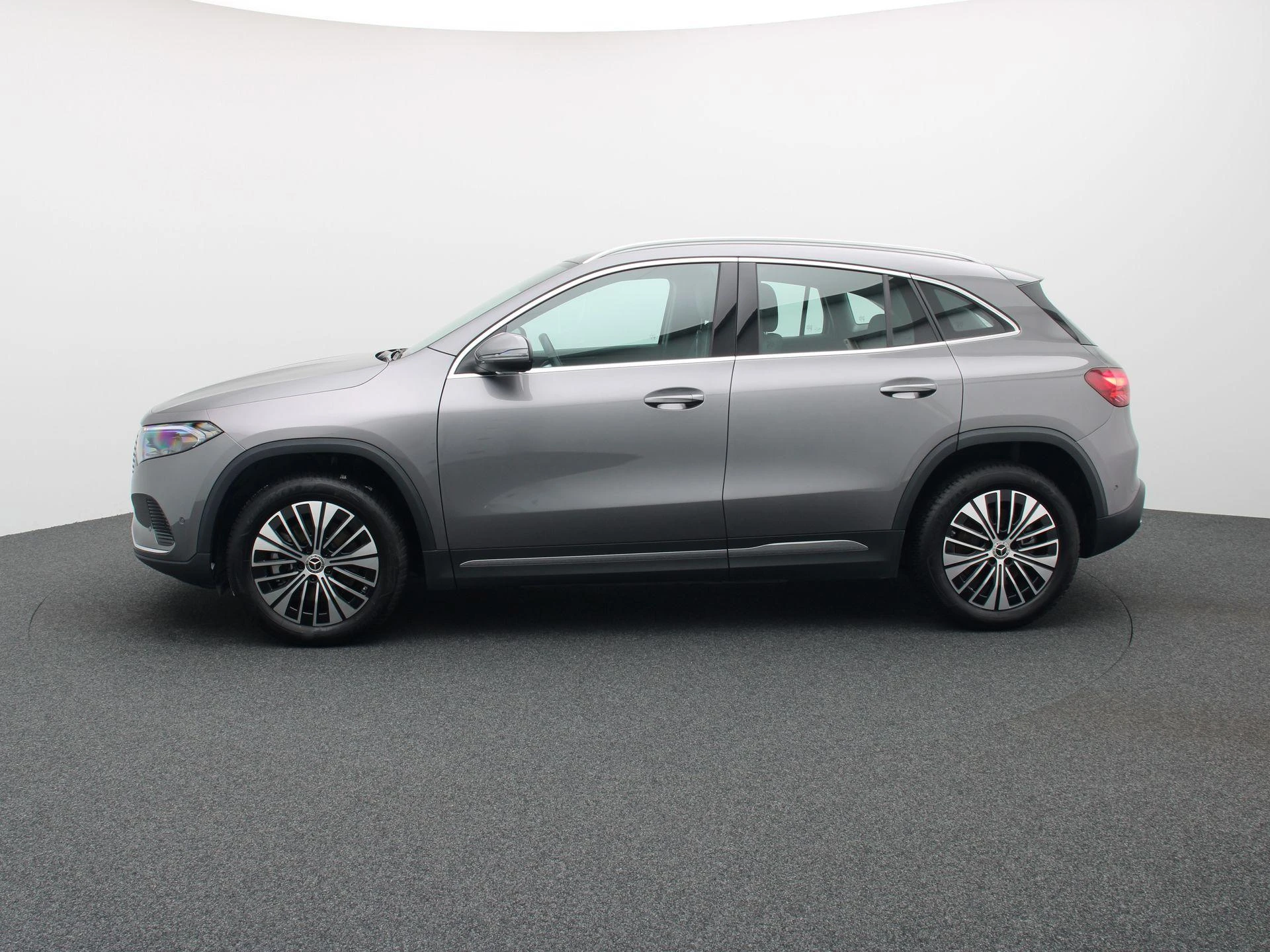 Mercedes-Benz-EQA-image-3