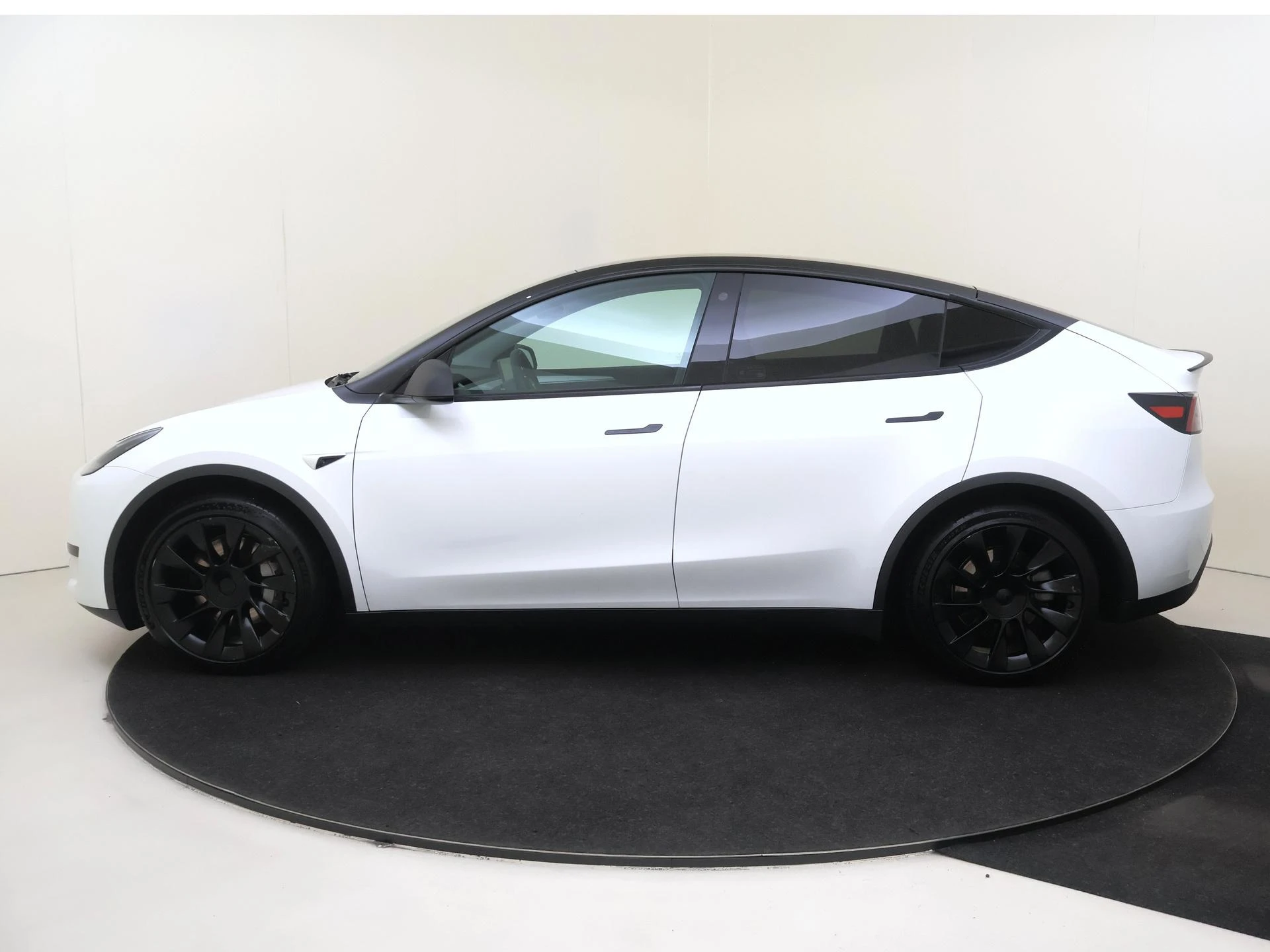 Tesla-Model Y-image-7