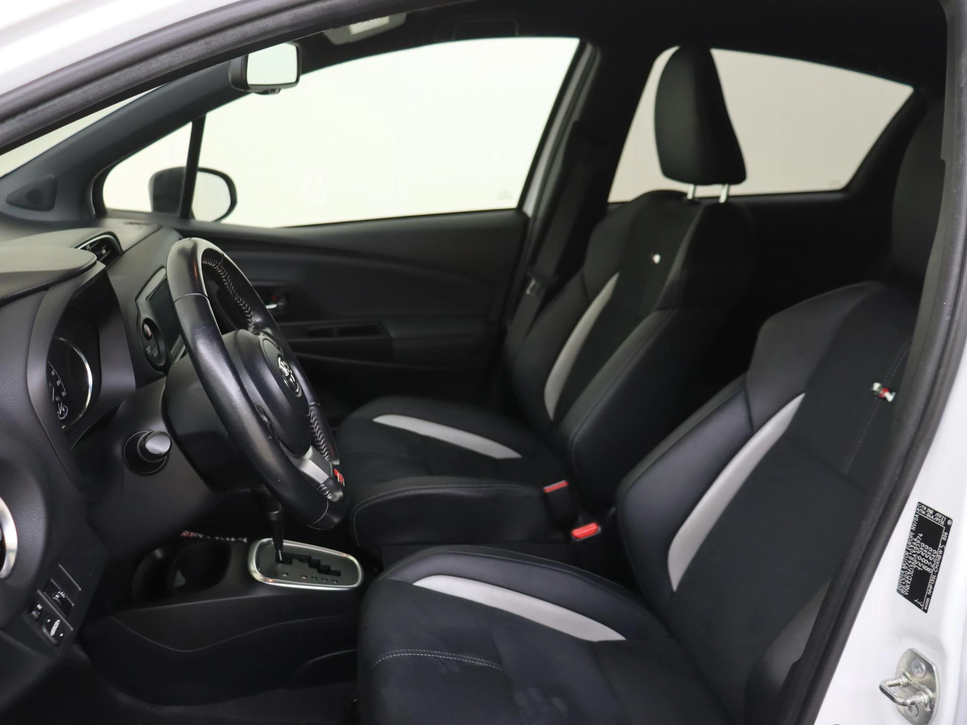 Toyota-Yaris-image-14
