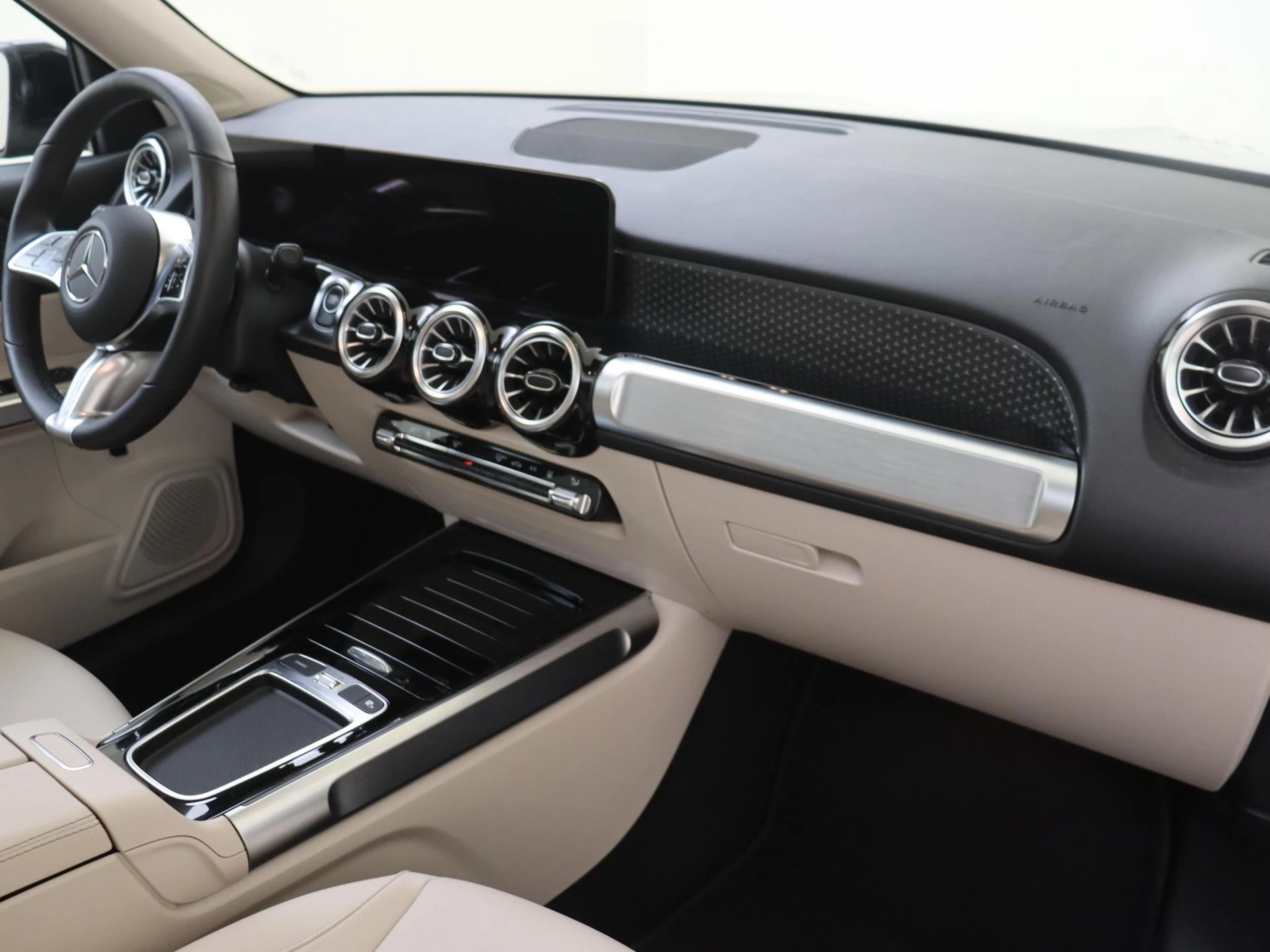 Mercedes-Benz-EQB-image-4