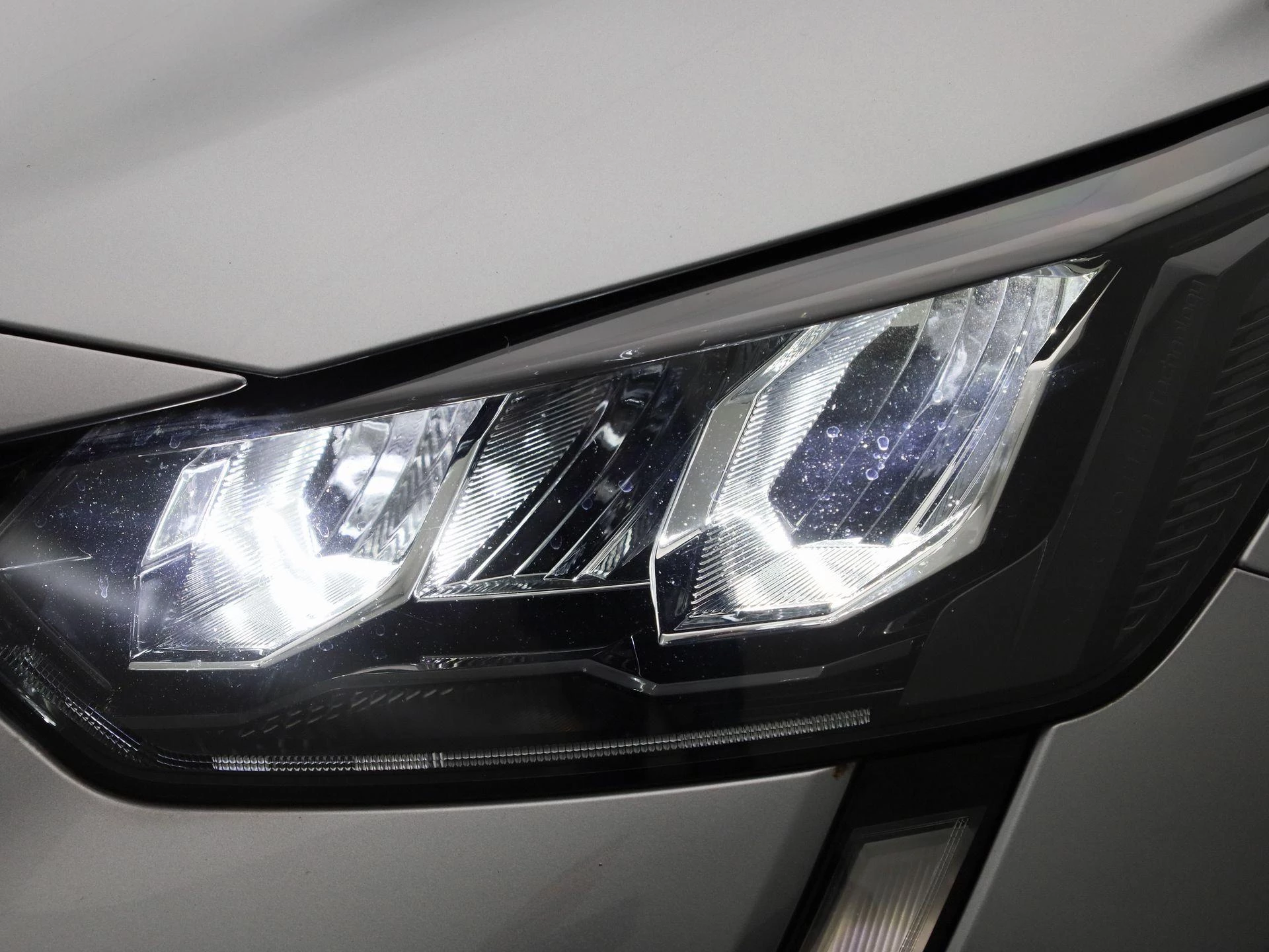 Peugeot-e-208-image-15