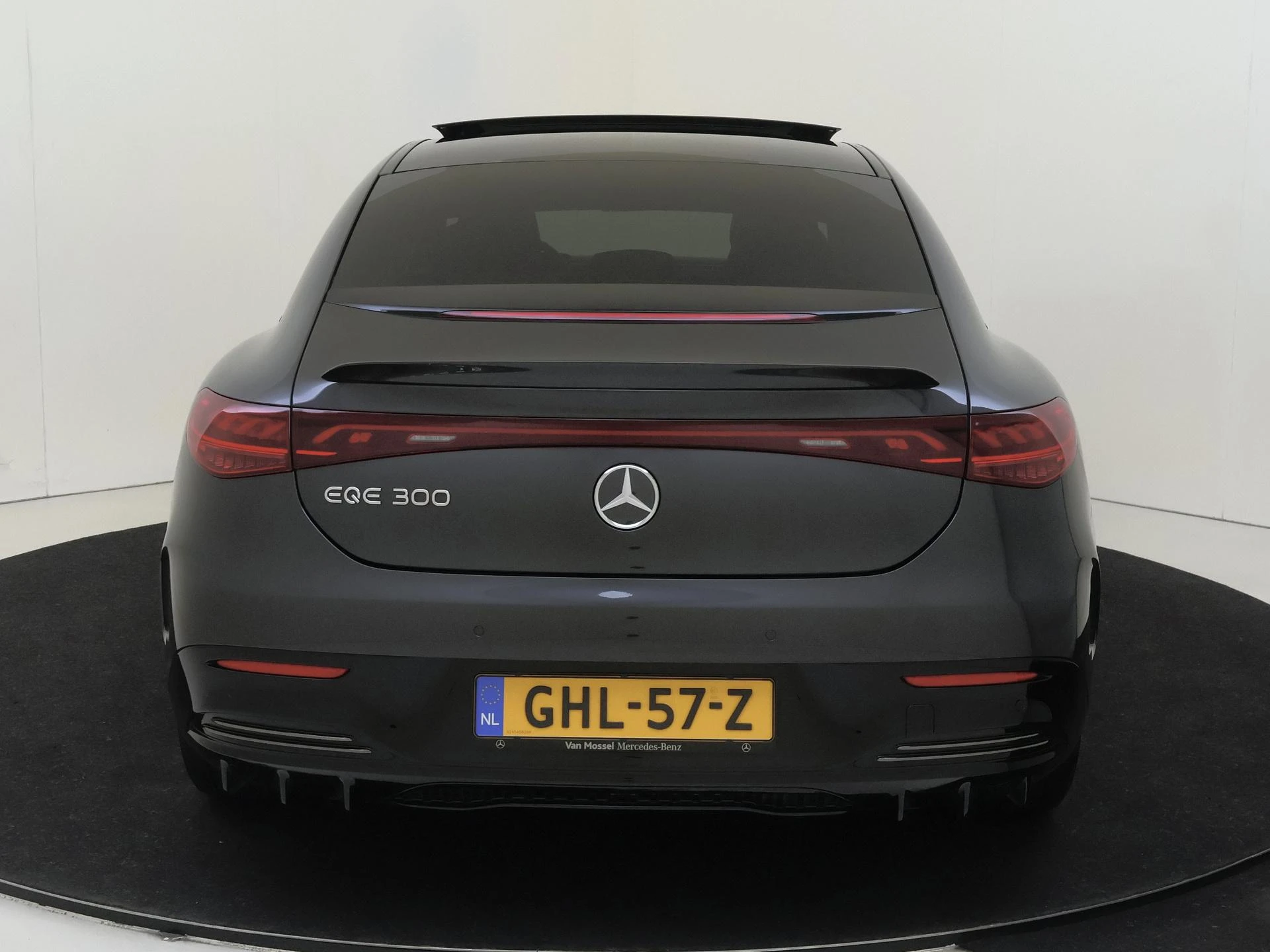 Mercedes-Benz-EQE-image-6