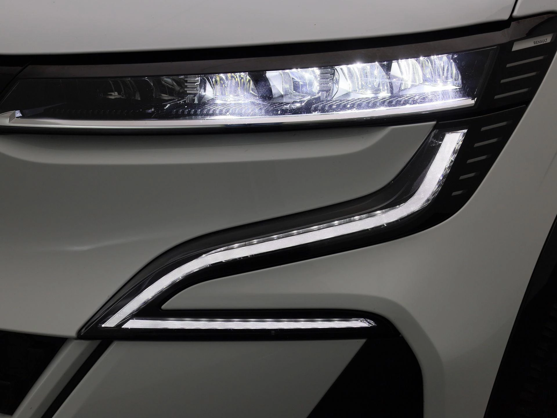 Renault-Megane E-Tech-image-13