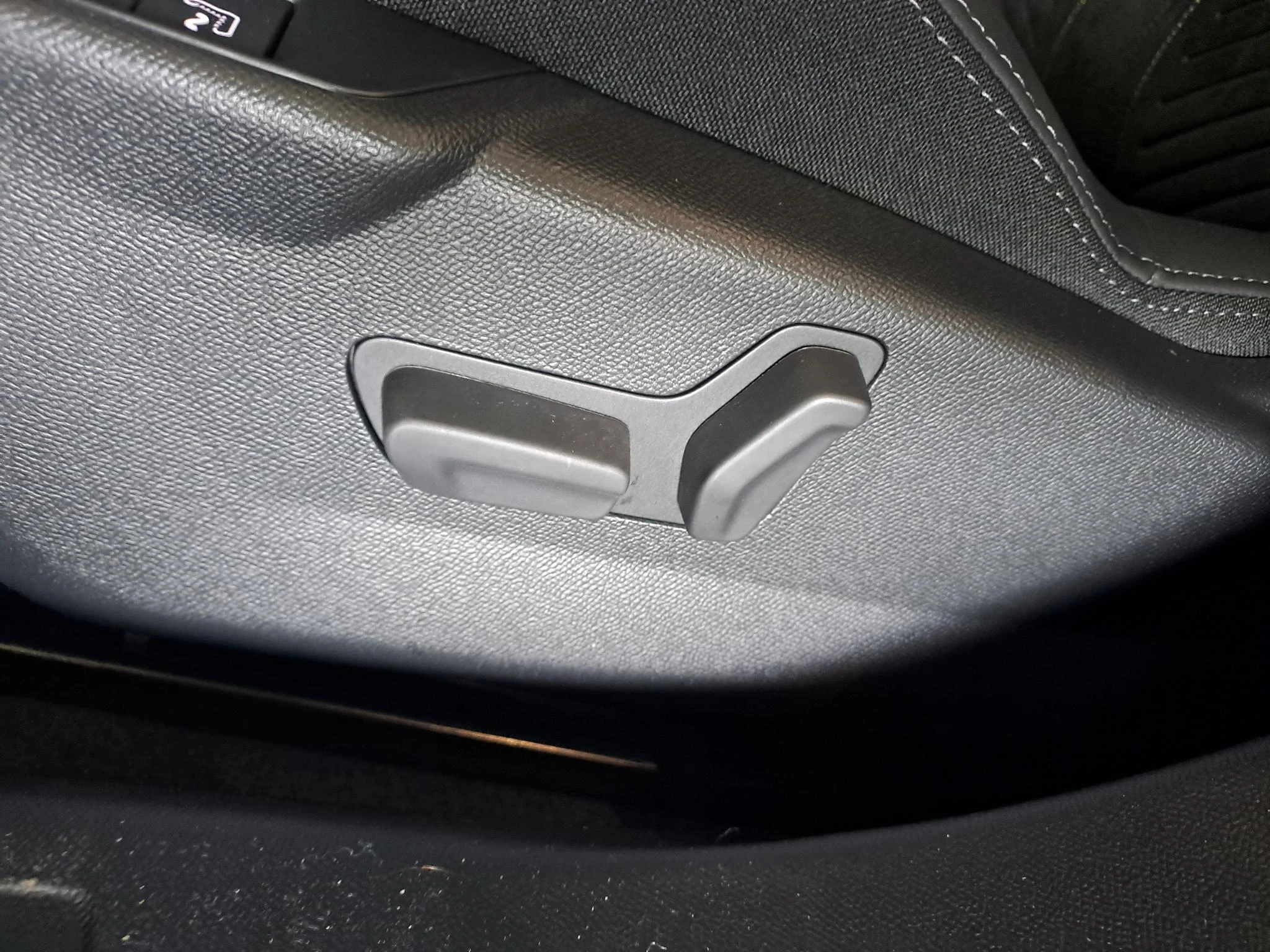 Peugeot-e-2008-image-12