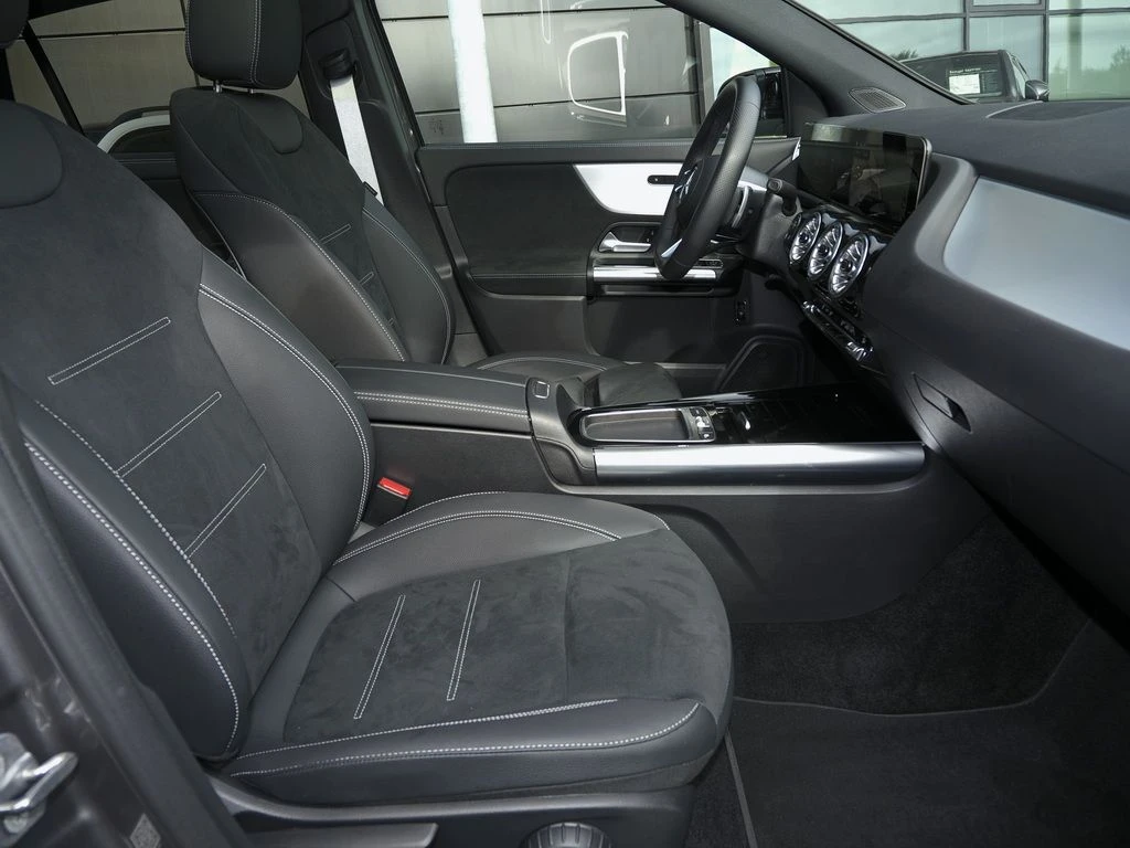 Mercedes-Benz-GLA 200 d-image-11