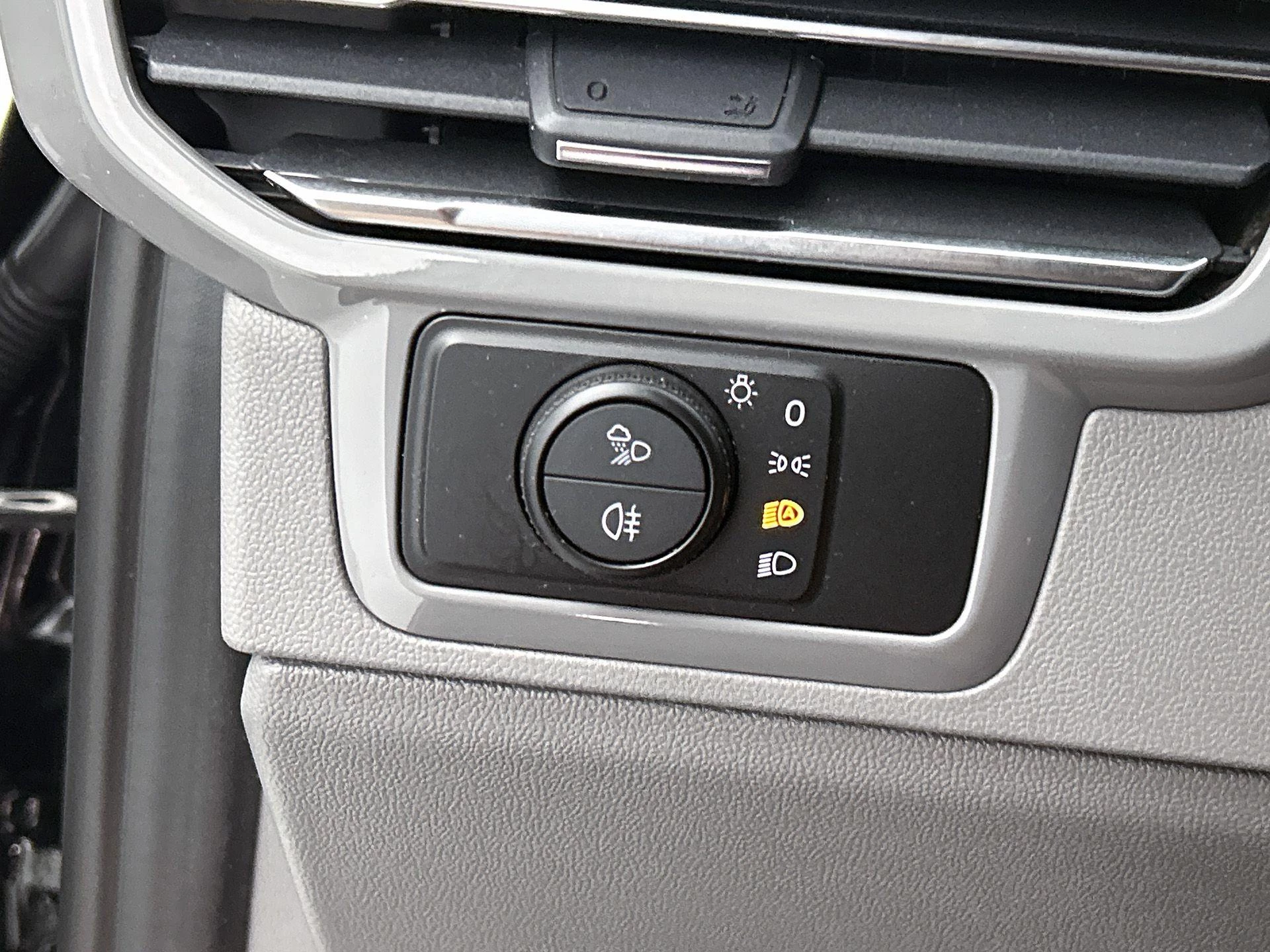 Volkswagen-e-Transporter-image-11