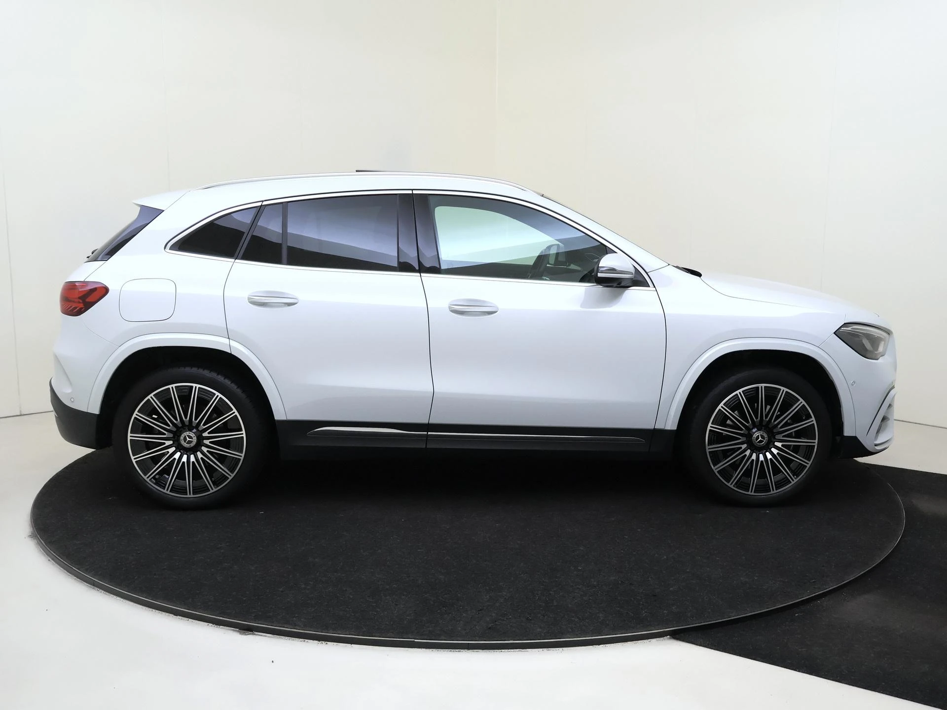 Mercedes-Benz-GLA-image-8