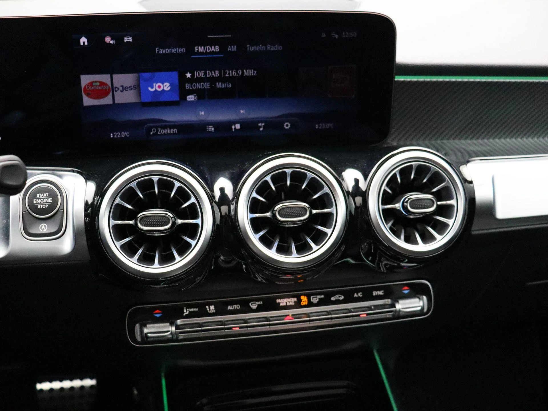 Mercedes-Benz-GLB-image-18