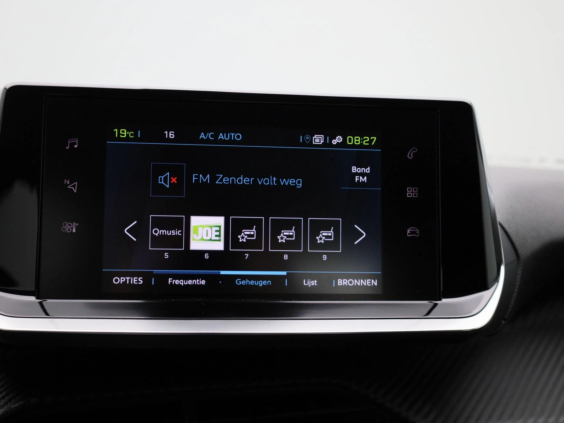 Peugeot-e-2008-image-18