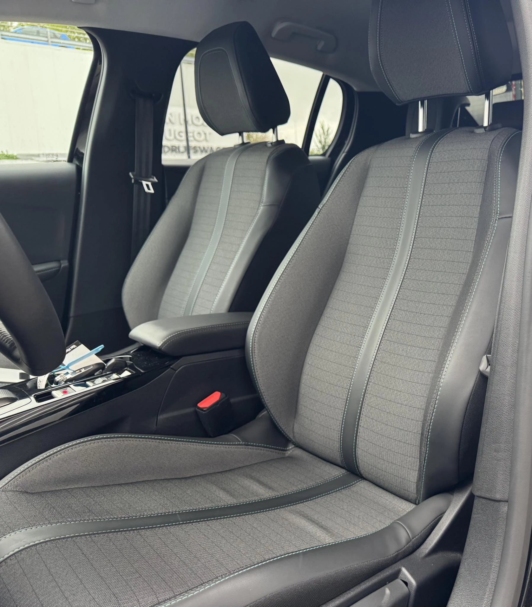 Peugeot-e-208-image-12