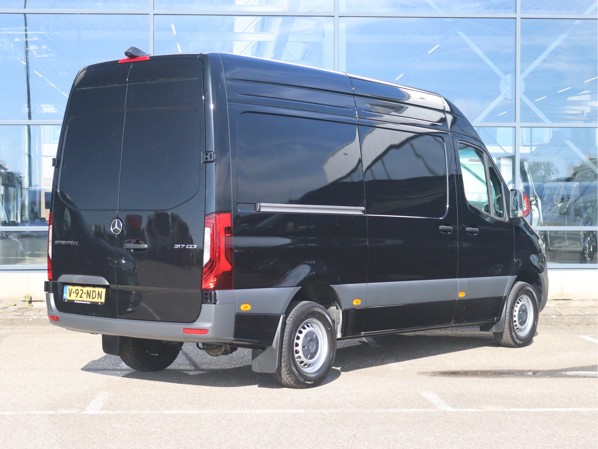 Mercedes-Benz-Sprinter-image-1