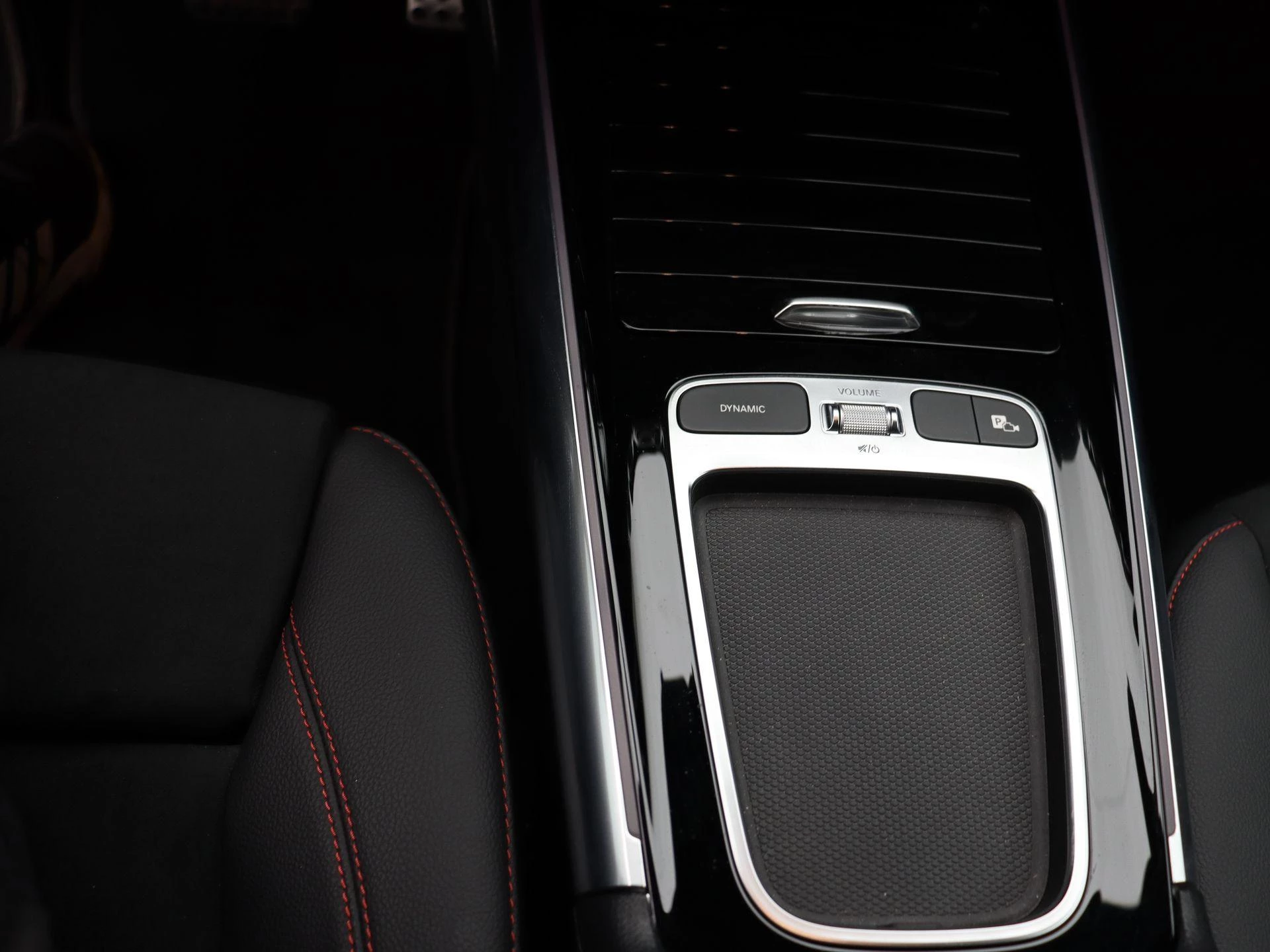 Mercedes-Benz EQA 250+ AMG Line + CARPLAY + PANORAMISCH DAK + NIGHTPAKKET +