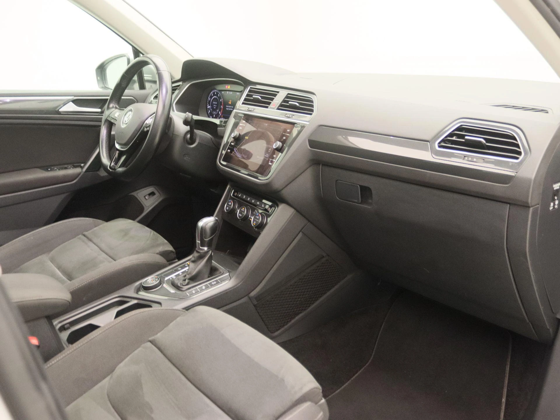 Volkswagen-Tiguan-image-25