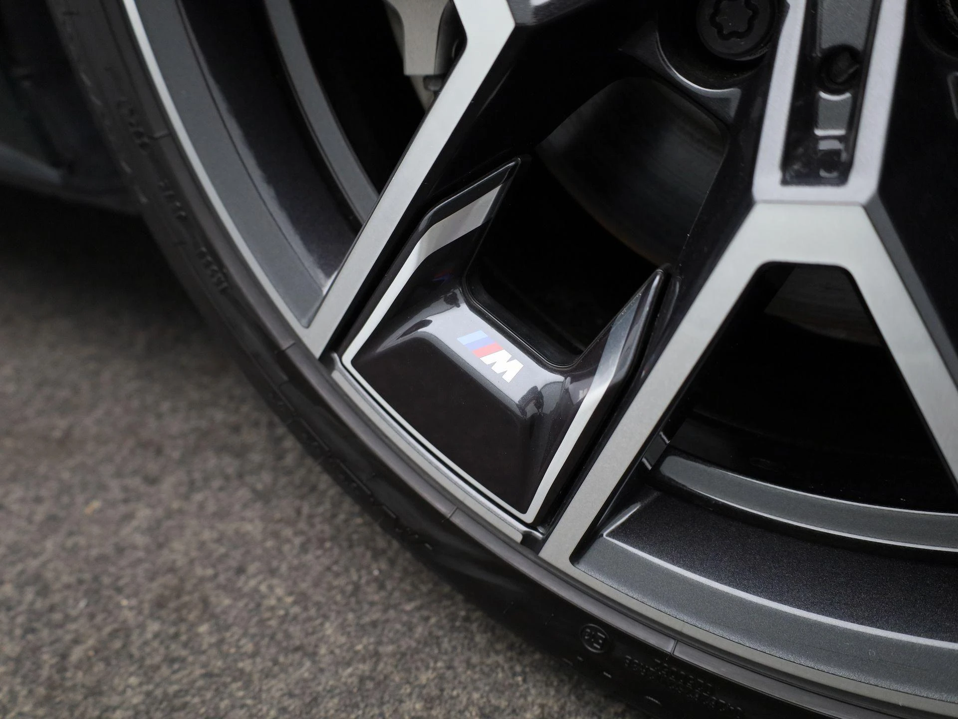 BMW-i4-image-50
