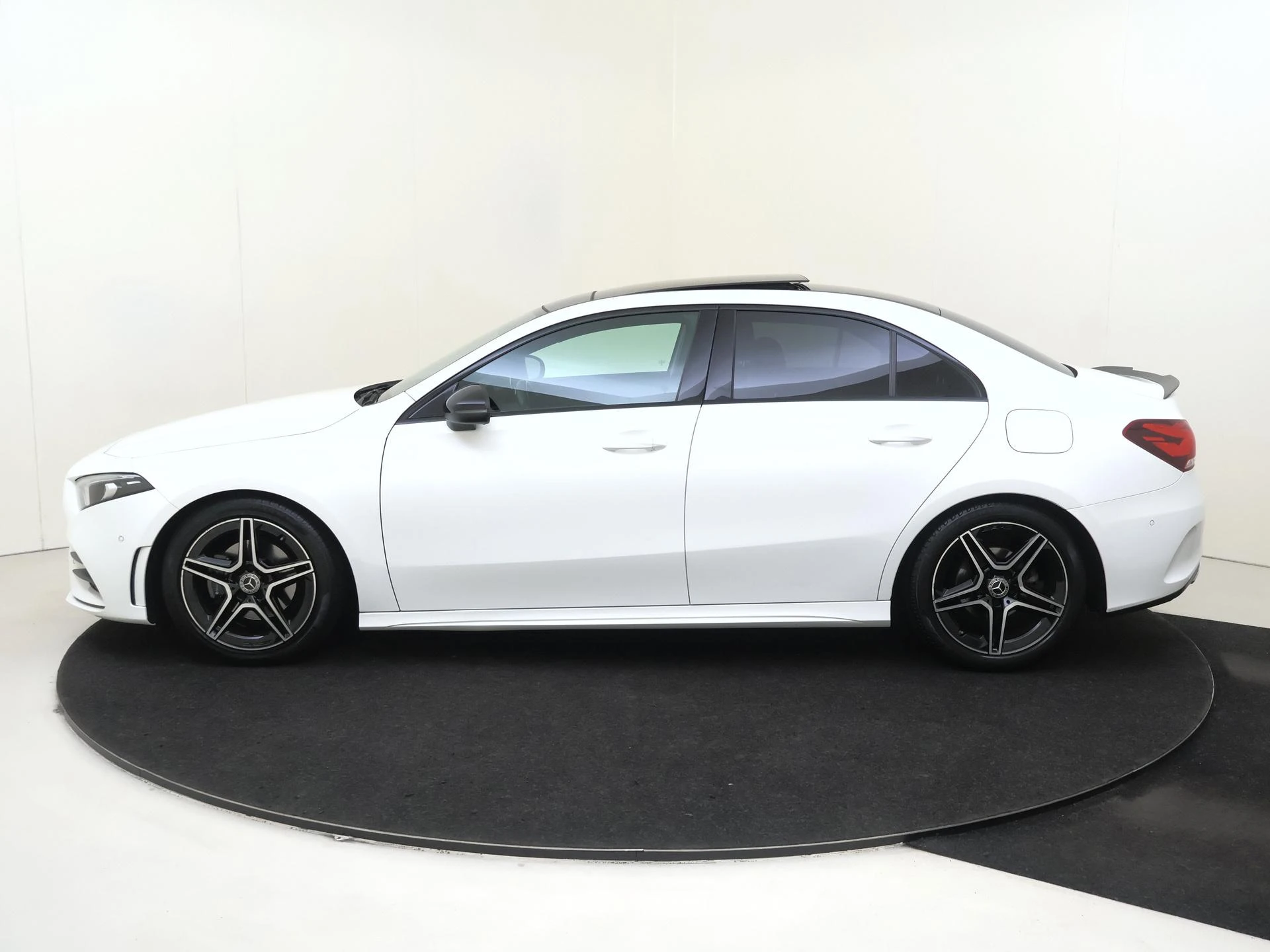 Mercedes-Benz-A-Klasse-image-6