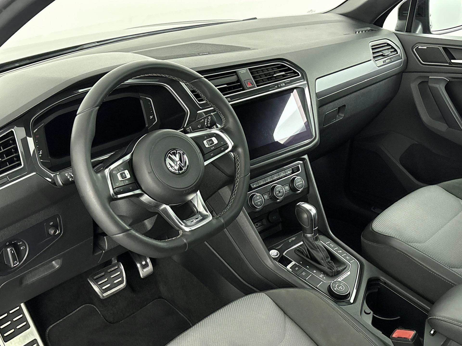 Volkswagen-Tiguan-image-19