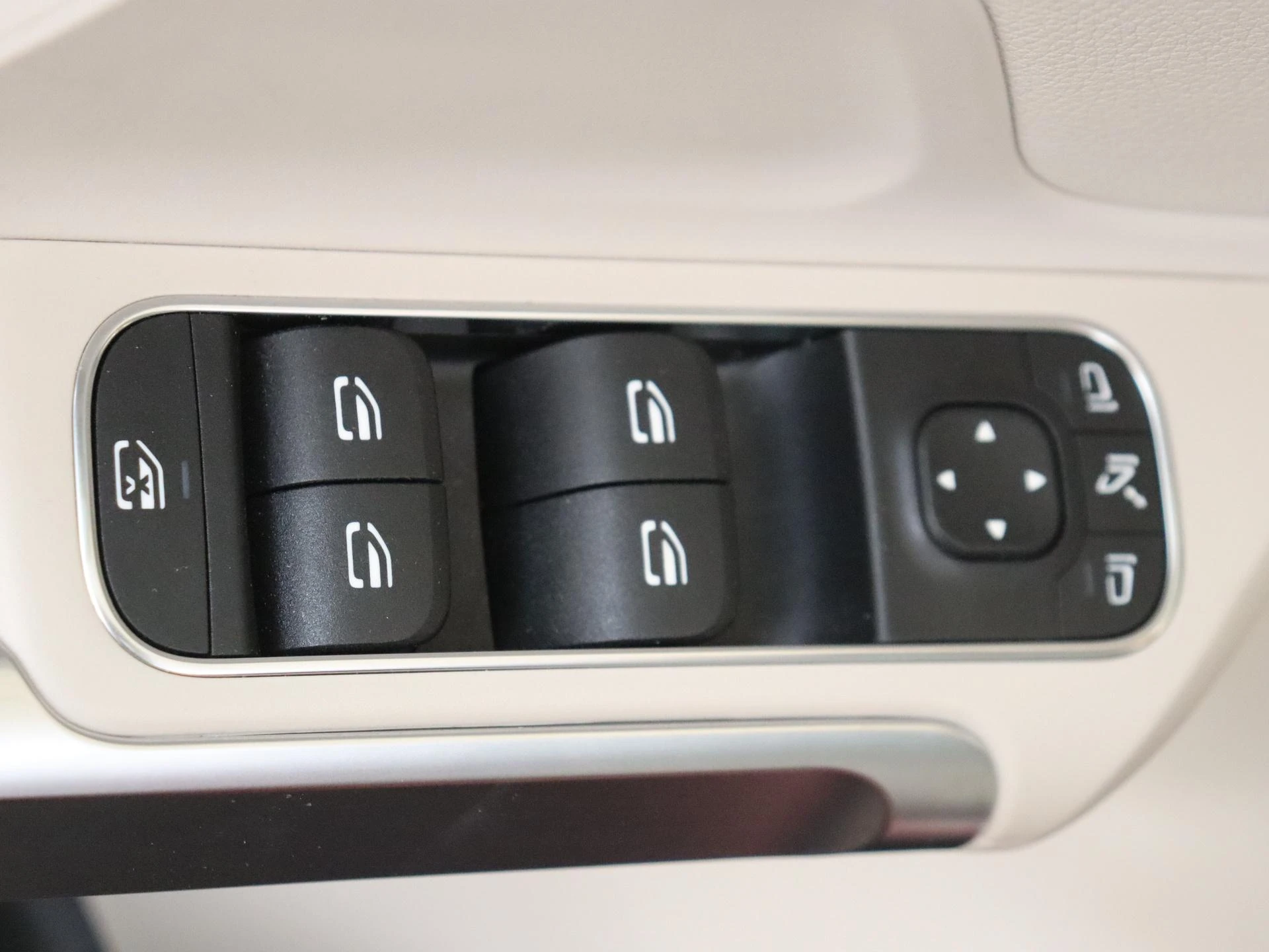 Mercedes-Benz-GLB-image-26