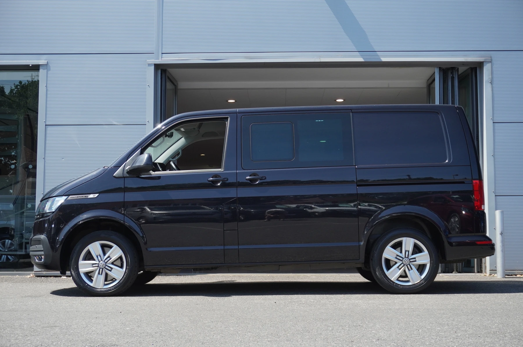 Volkswagen-Transporter-image-21