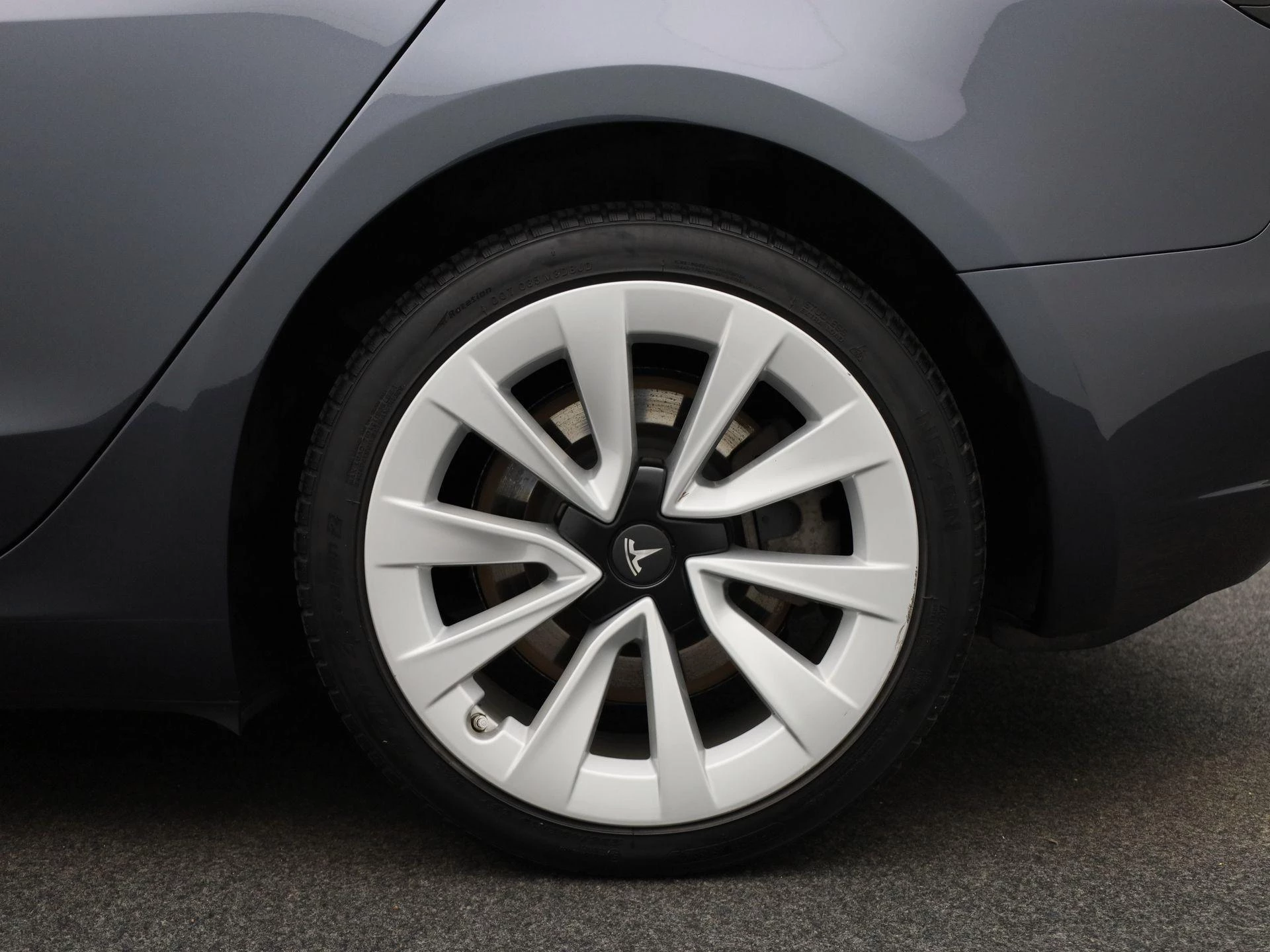 Tesla-Model 3-image-10