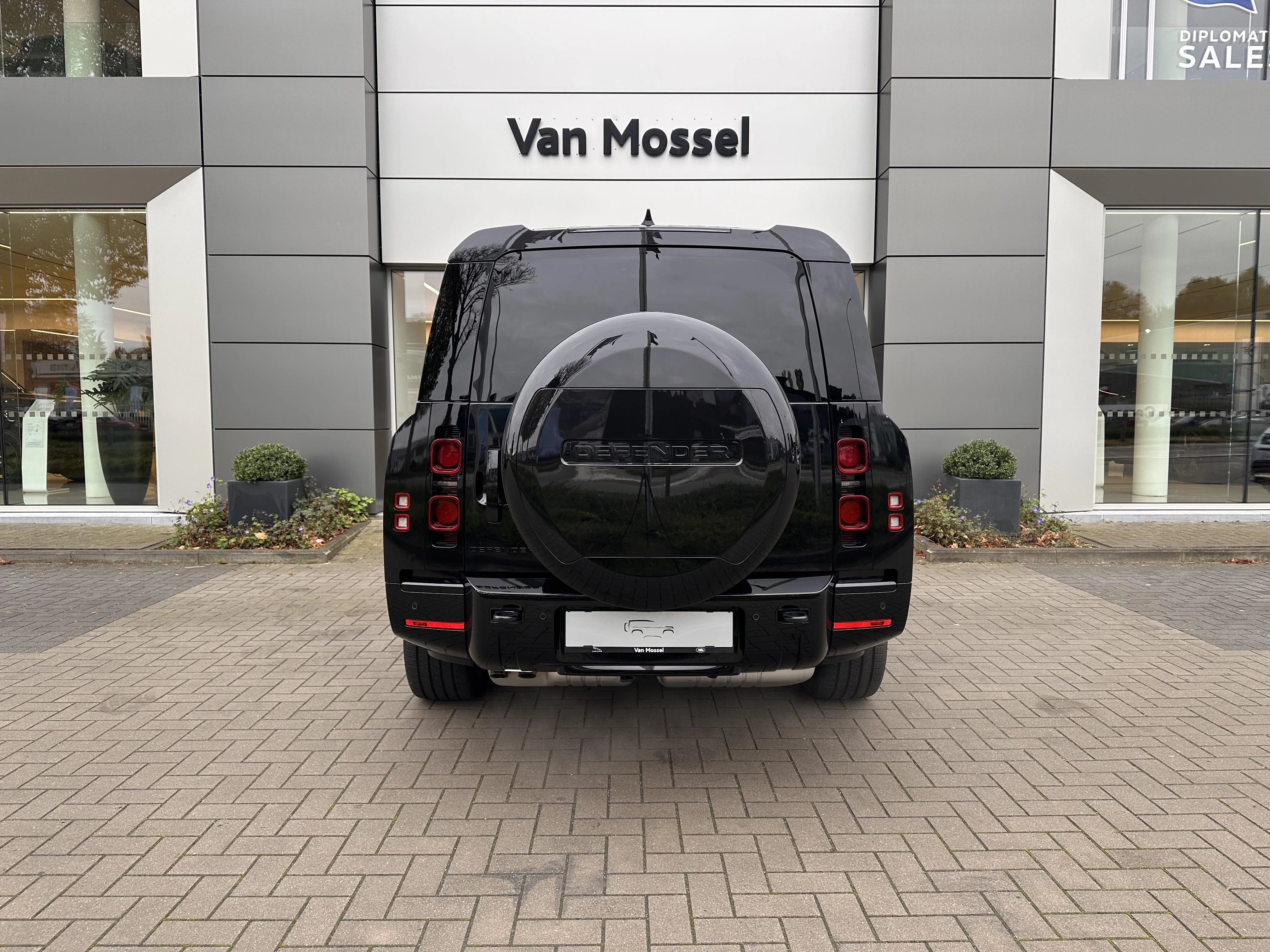 Land Rover-Defender-image-3