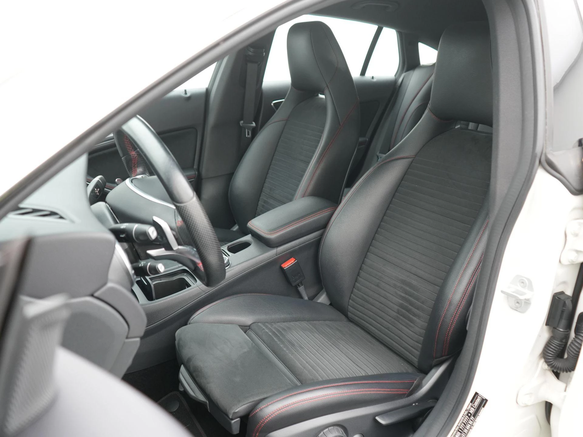 Mercedes-Benz-CLA-image-8