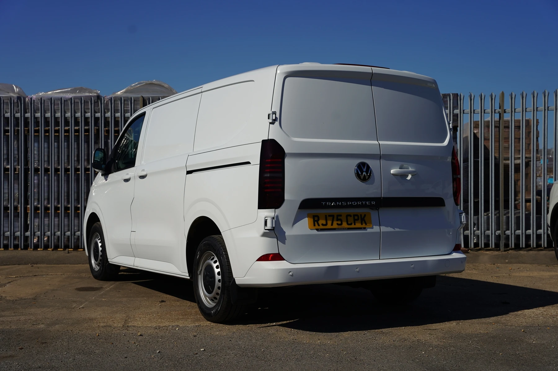 Volkswagen-Transporter-image-2