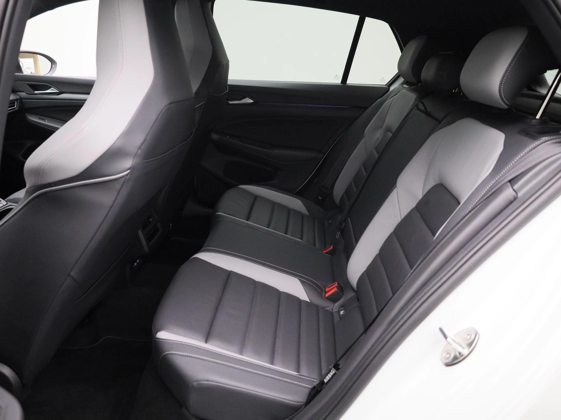 Volkswagen-Golf-image-11